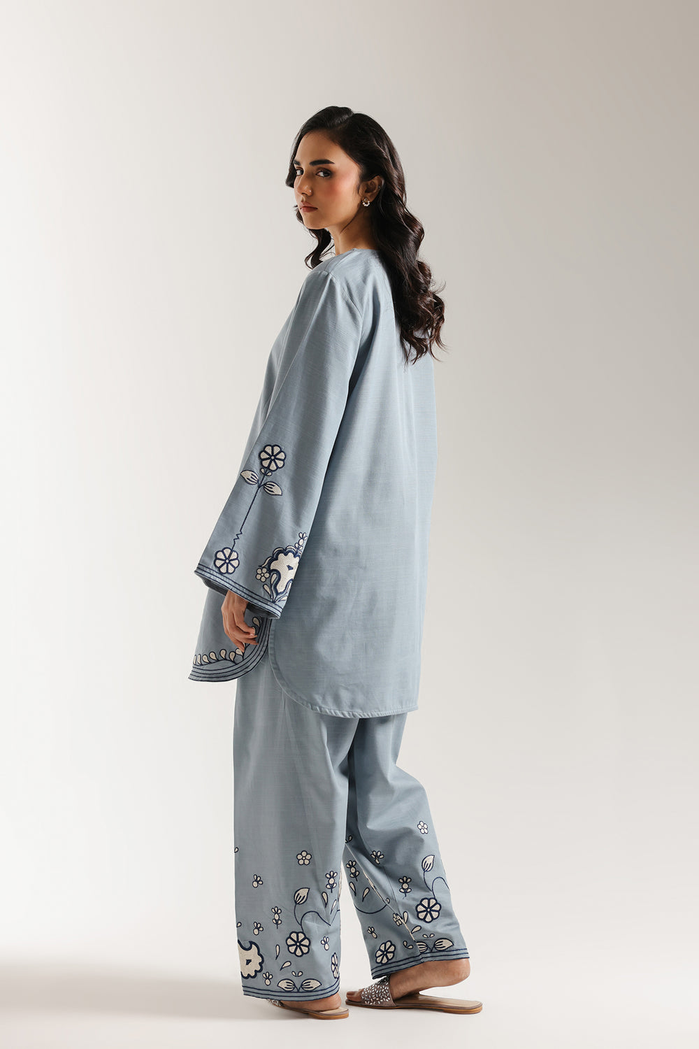 EMBROIDERED SUIT (E7237/102/628)