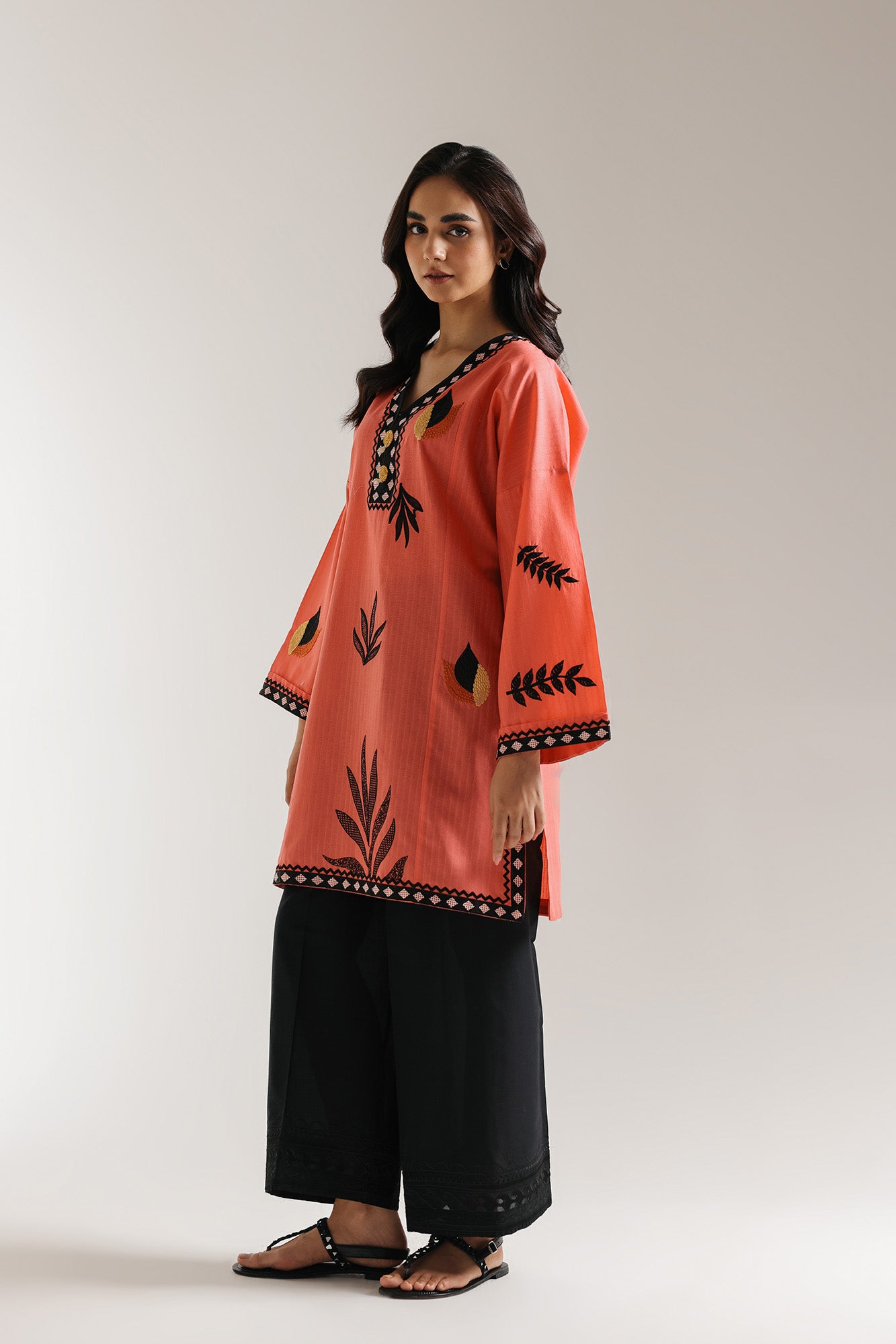 EMBROIDERED TOP (S4E6533/102/313)