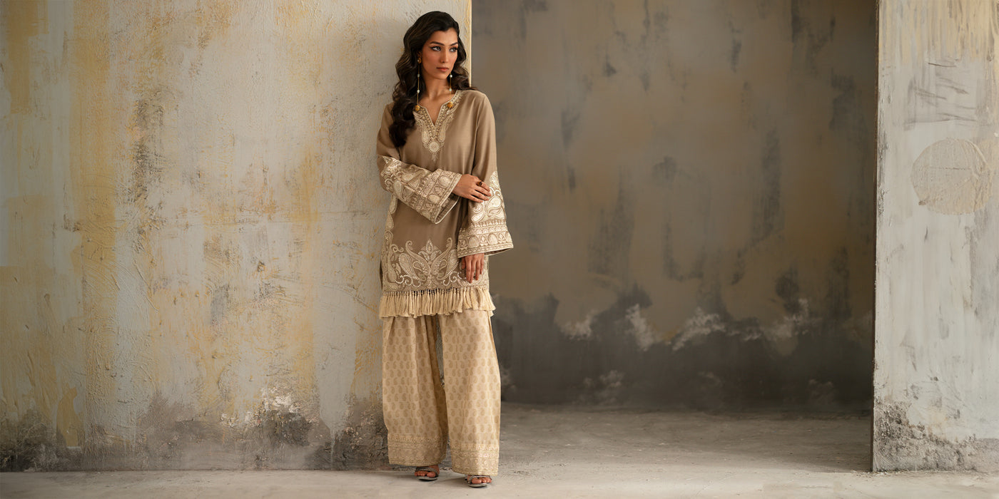 EMBROIDERED SUIT (E1052/104/808)