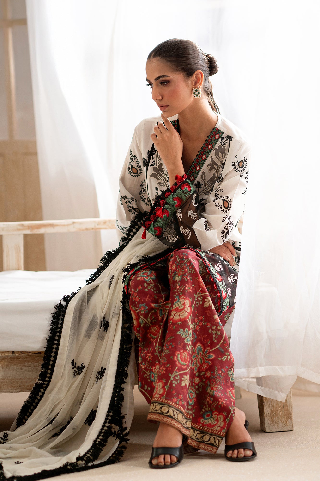 EMBROIDERED LAWN SUIT (E0548/203/003)