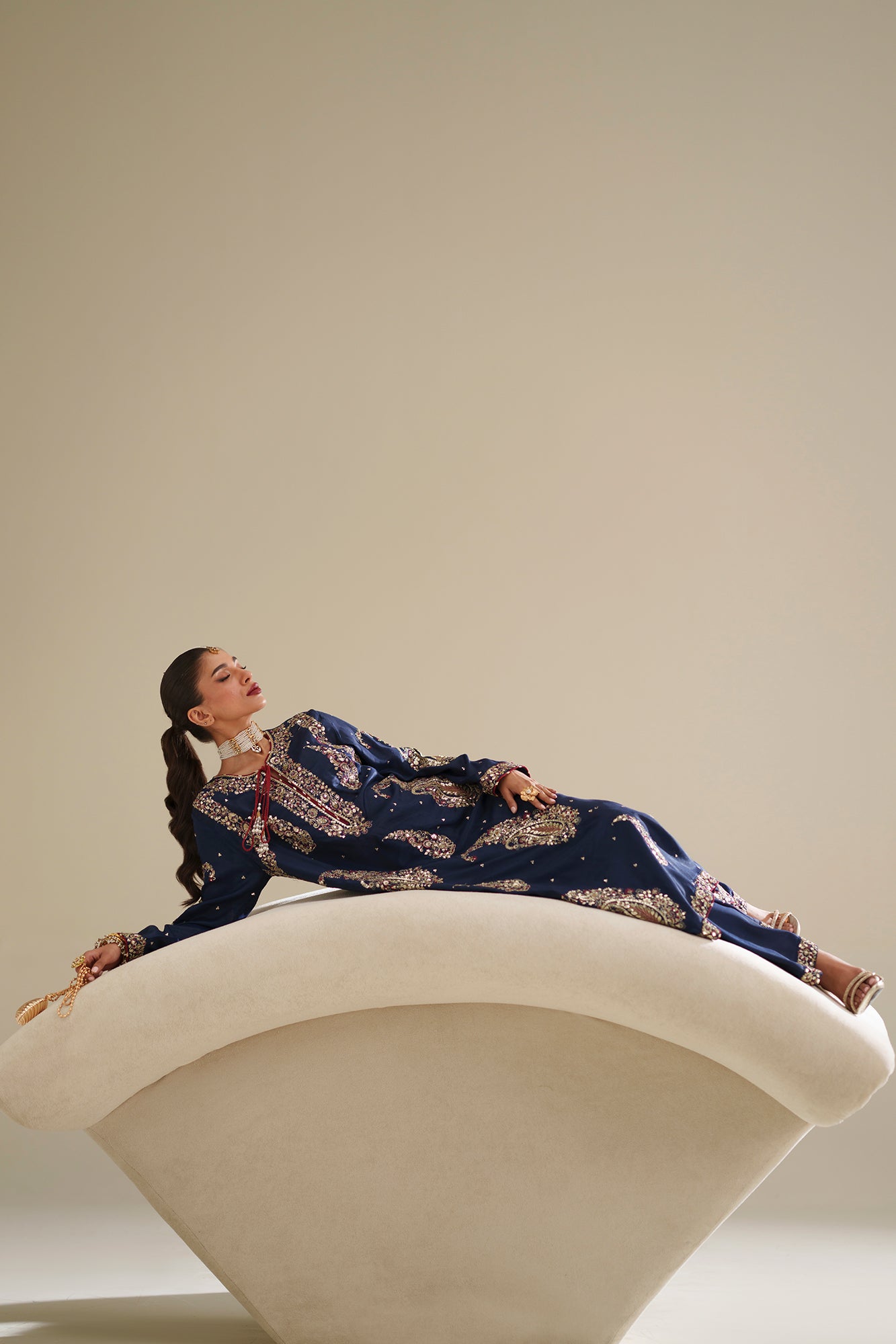 EMBROIDERED SUIT (E1090/104/623)