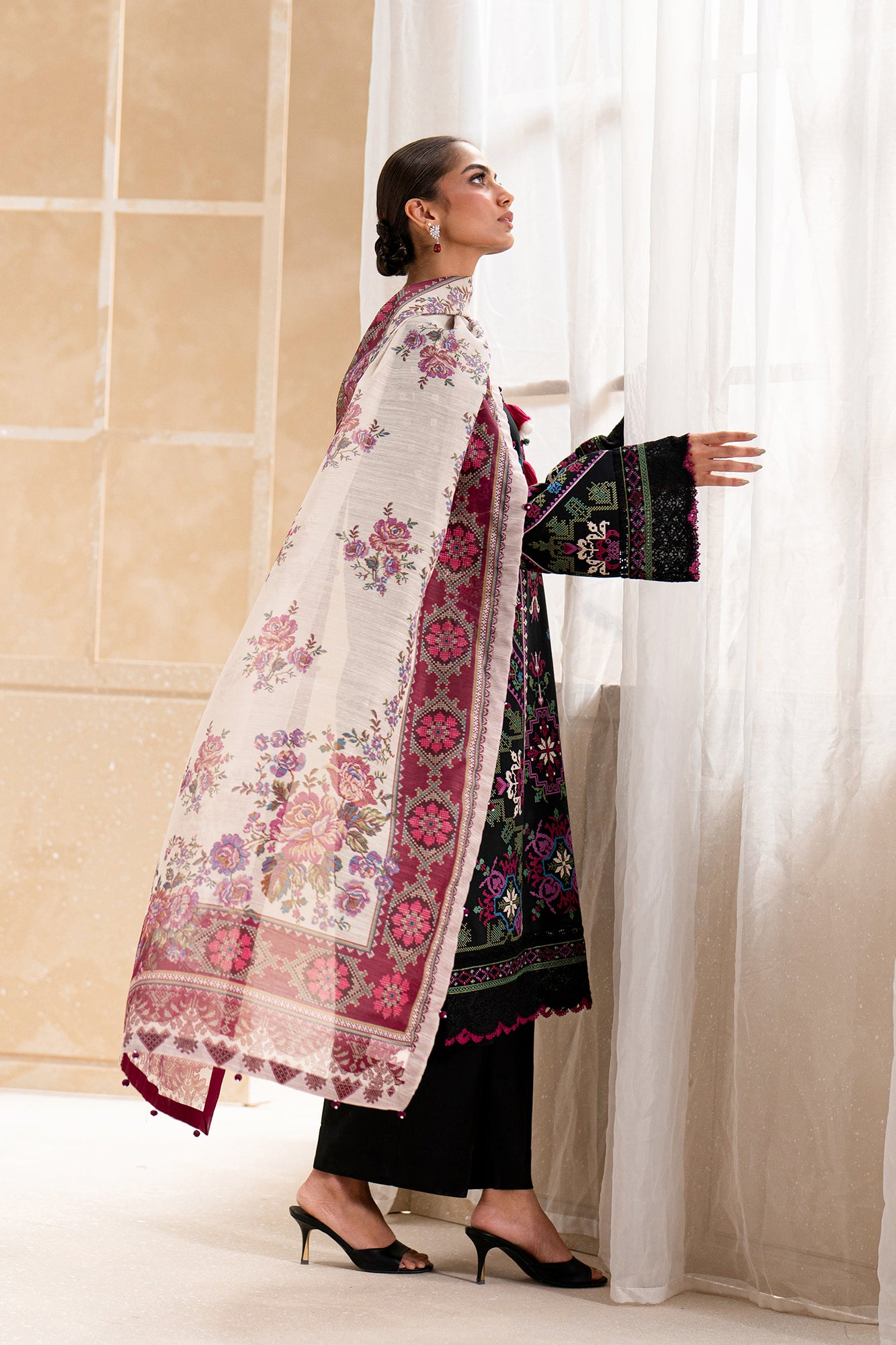EMBROIDERED LAWN SUIT (E0549/203/902)