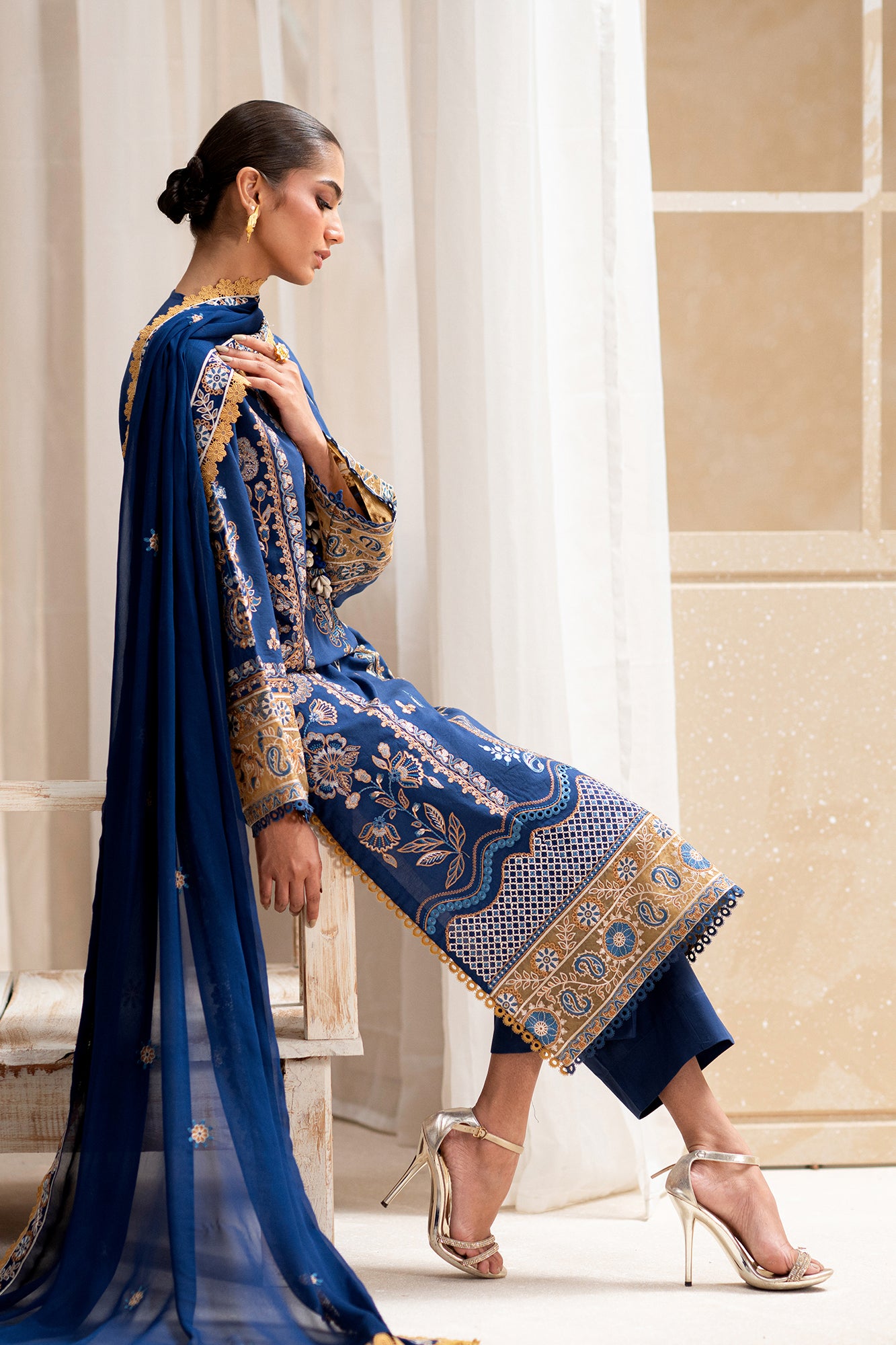 EMBROIDERED SUIT (E0556/203/619)