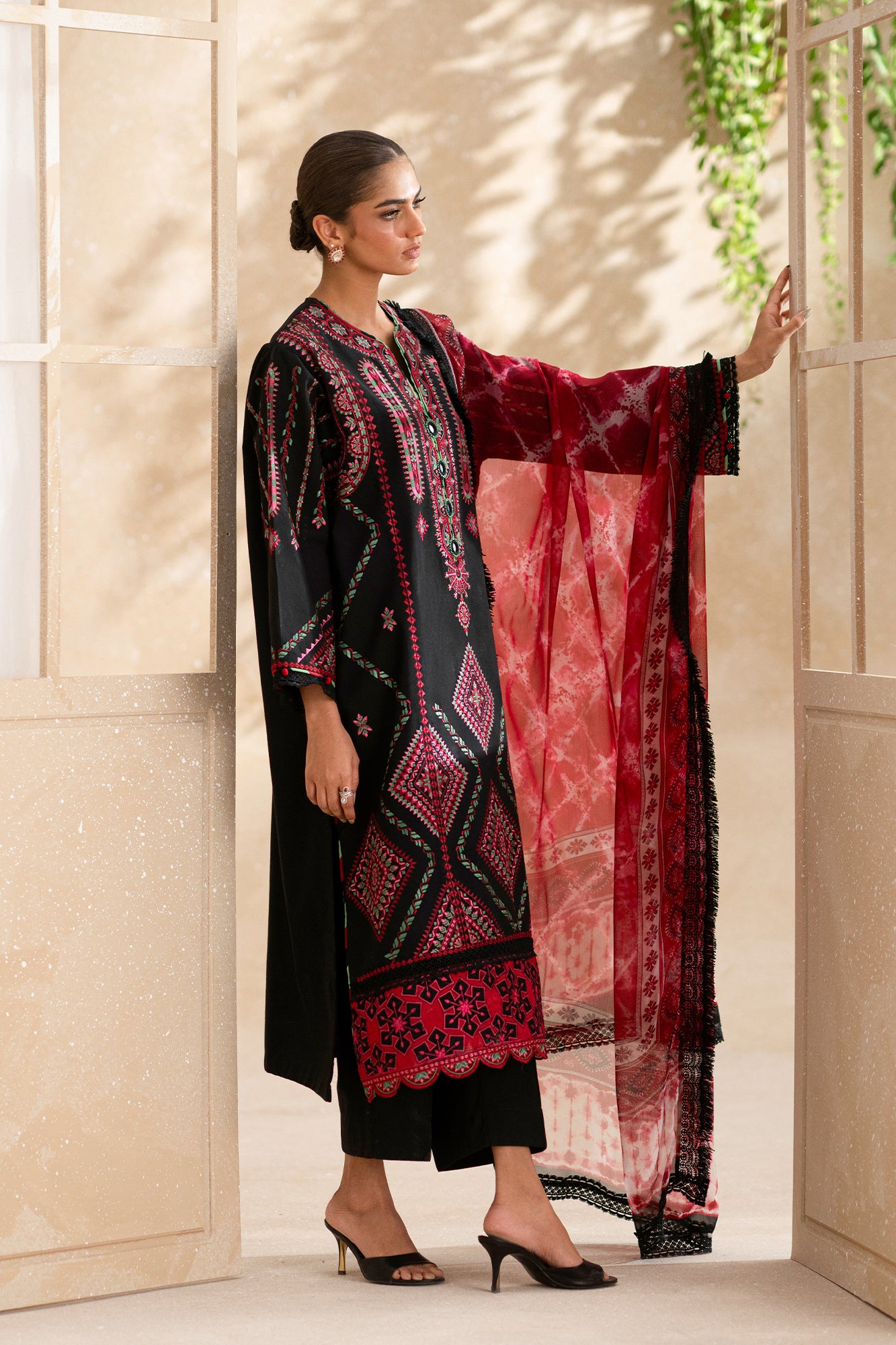 EMBROIDERED LAWN SUIT (E0560/203/902)