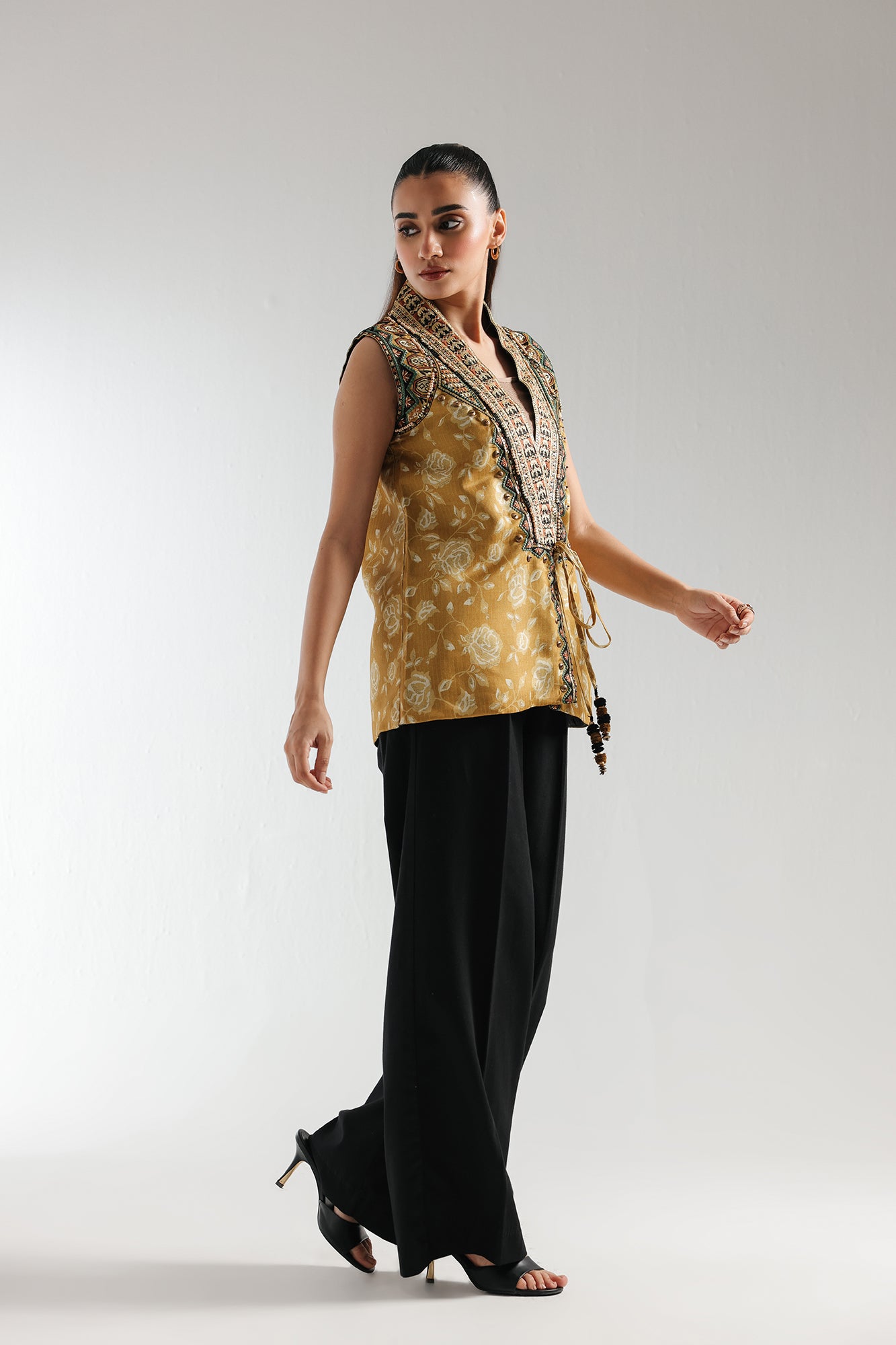 EMBROIDERED TOP (E0217/119/104)