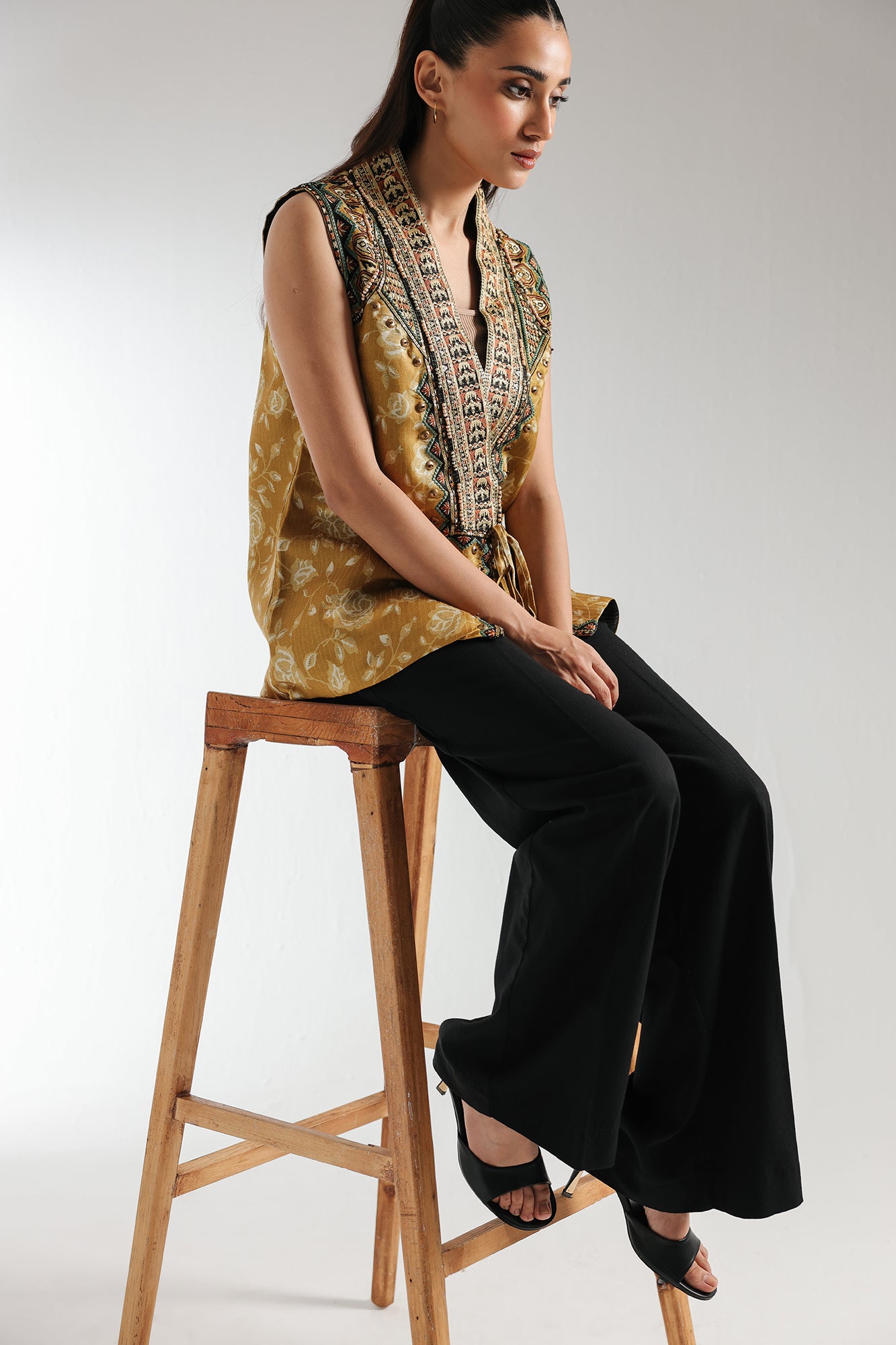 EMBROIDERED TOP (E0217/119/104)