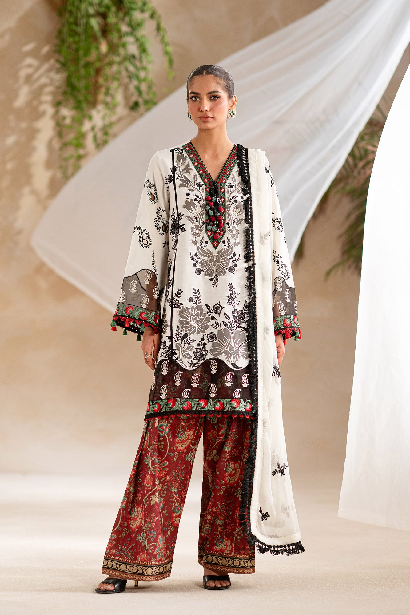 EMBROIDERED LAWN SUIT (E0548/203/003)
