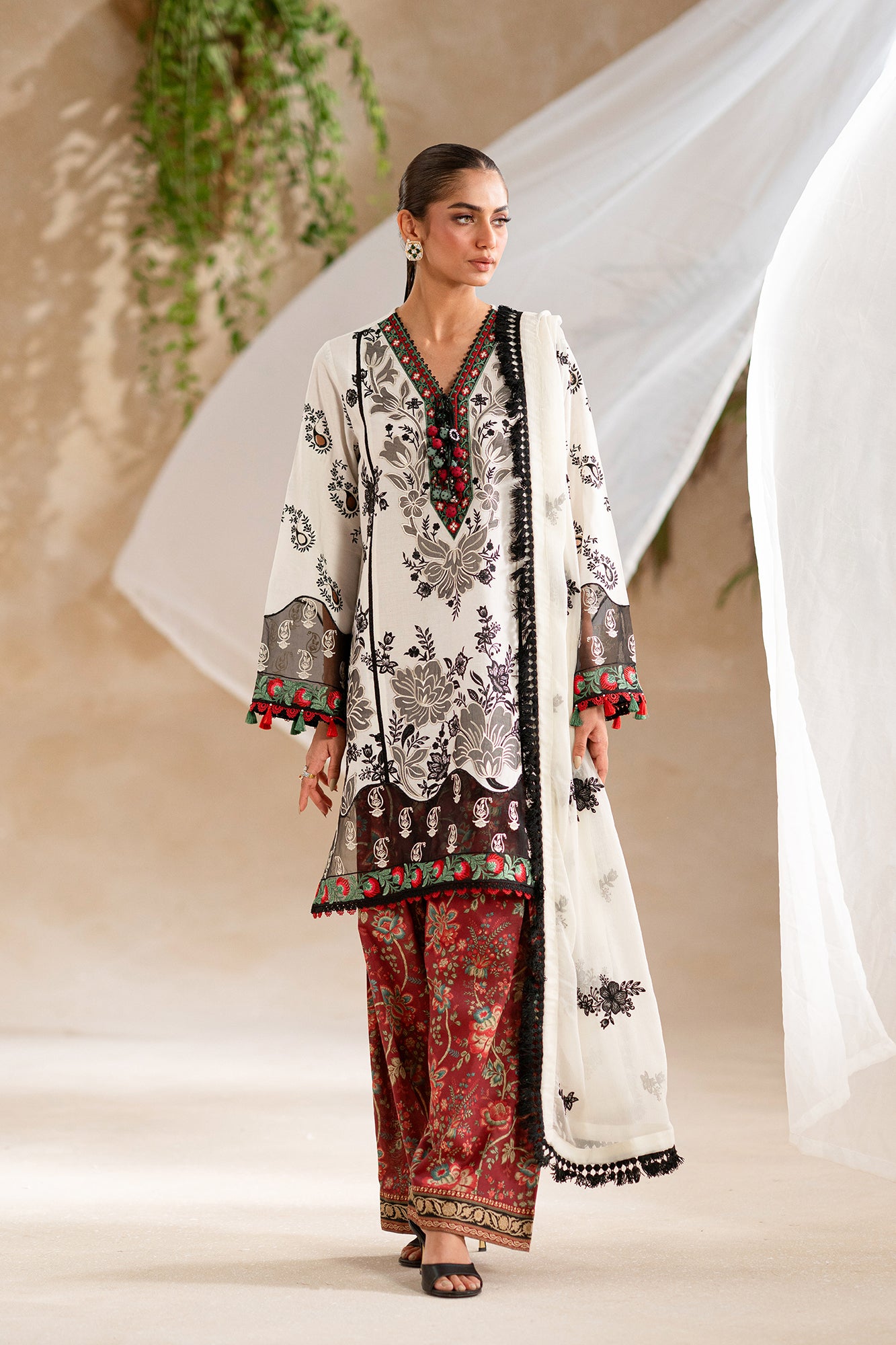 EMBROIDERED LAWN SUIT (E0548/203/003)