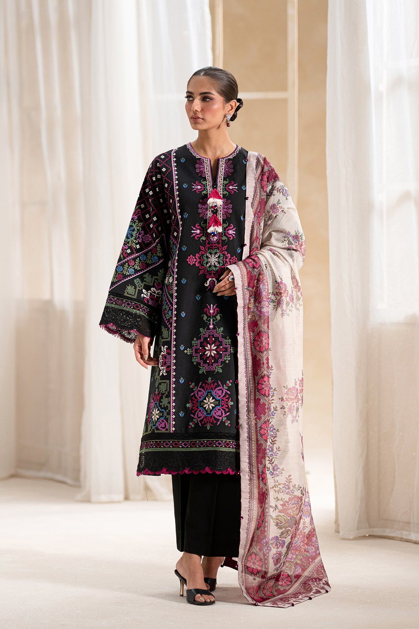 EMBROIDERED LAWN SUIT (E0549/203/902)