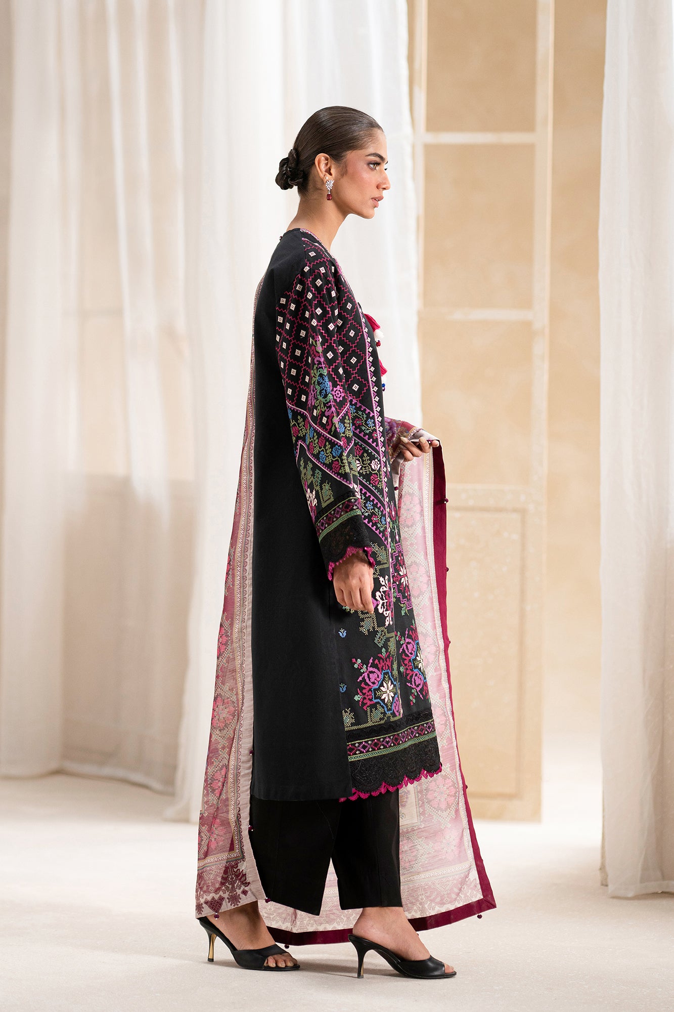 EMBROIDERED LAWN SUIT (E0549/203/902)