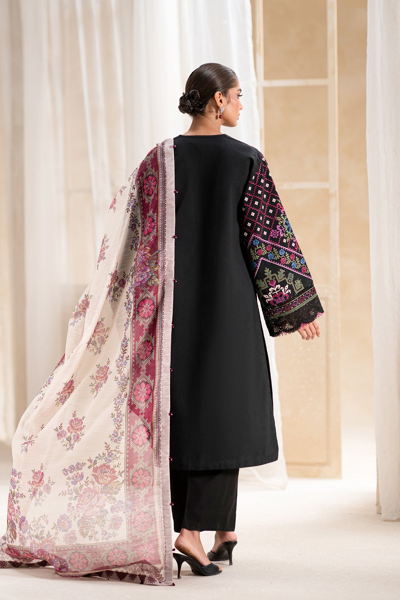 EMBROIDERED LAWN SUIT (E0549/203/902)