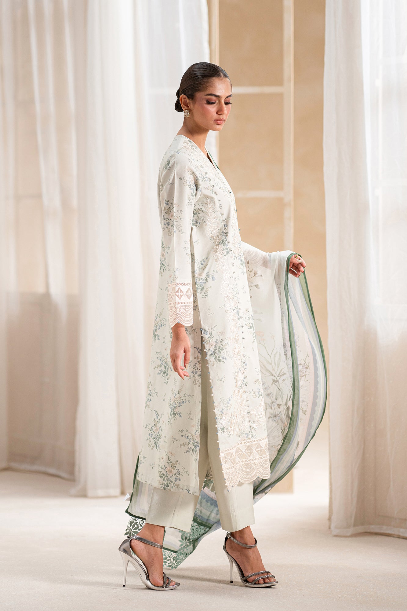 EMBROIDERED LAWN SUIT (E0553/203/708)