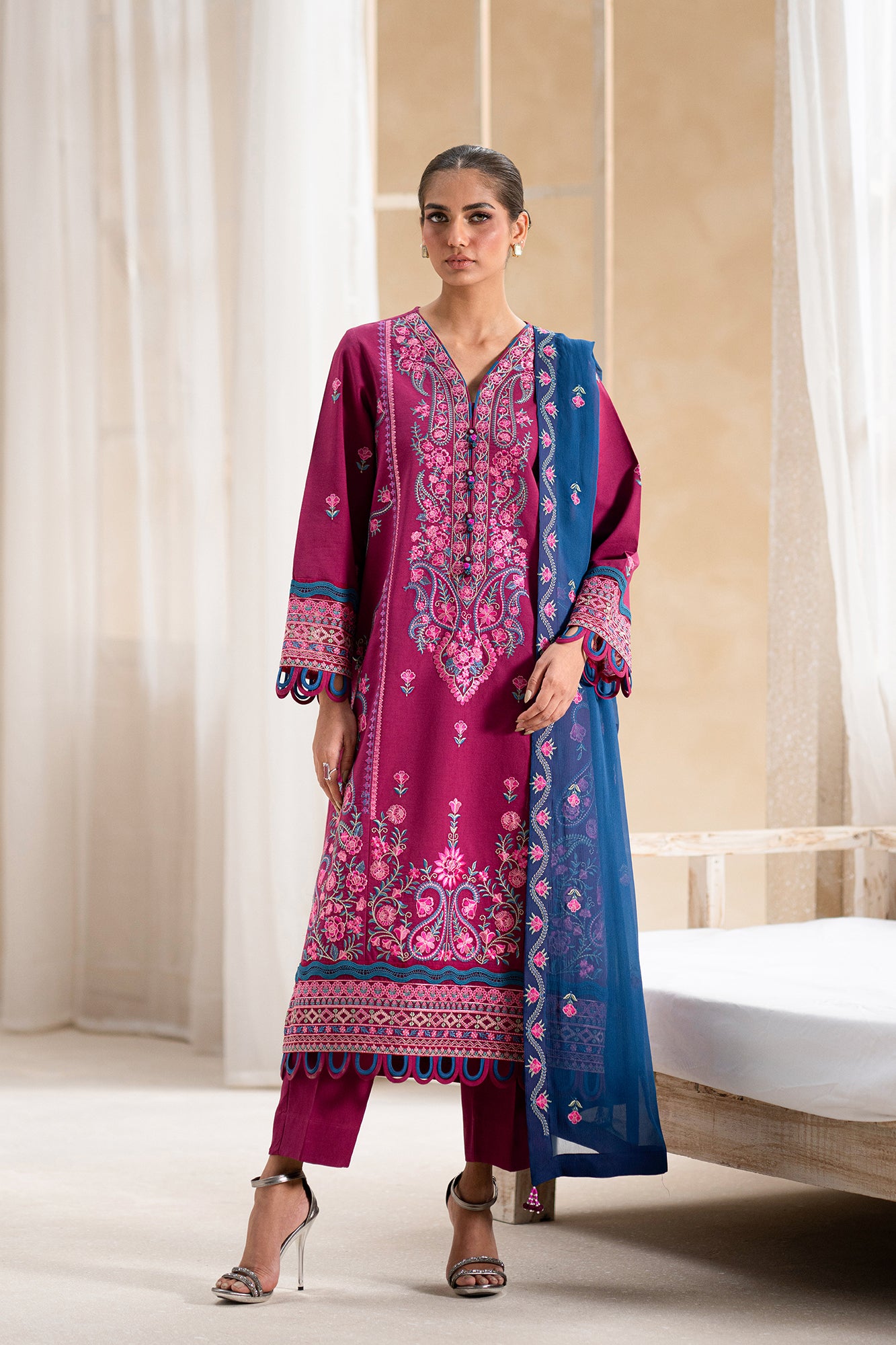 EMBROIDERED LAWN SUIT (E0554/203/519)