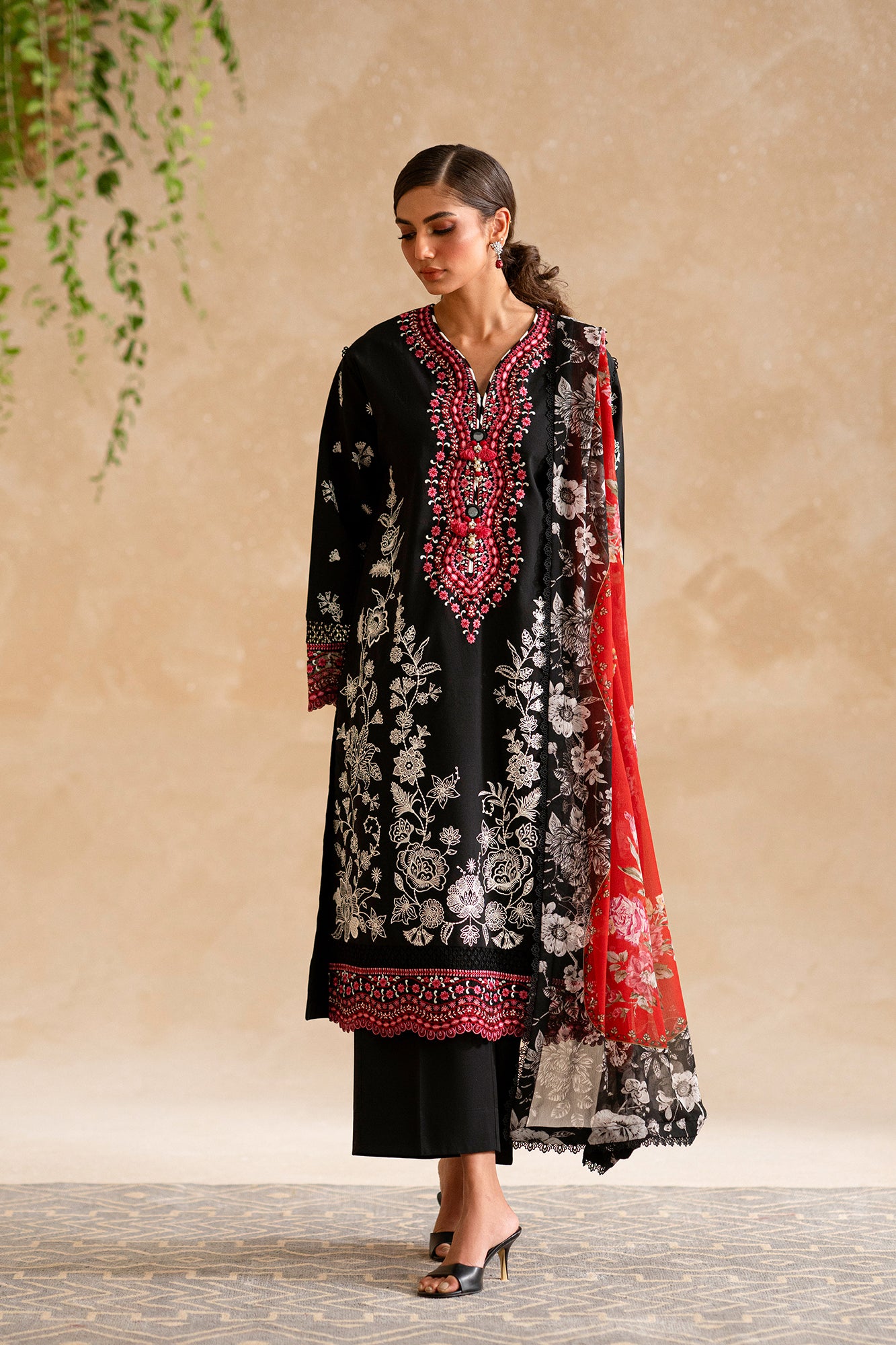 EMBROIDERED LAWN SUIT (E0559/203/902)