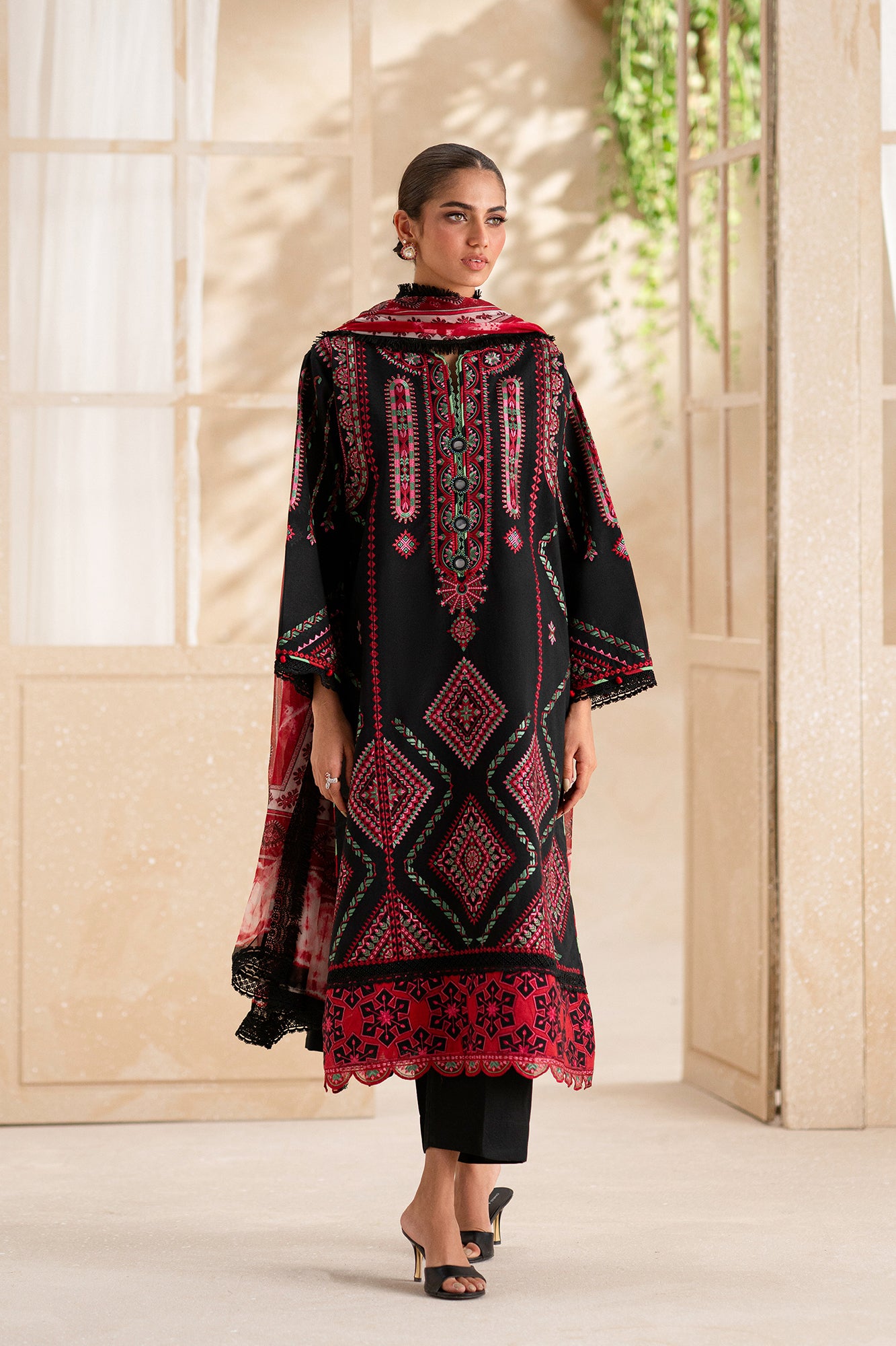 EMBROIDERED LAWN SUIT (E0560/203/902)
