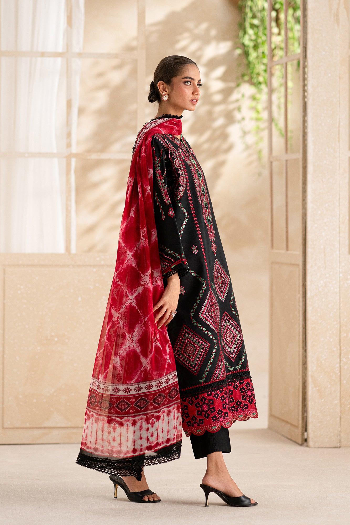 EMBROIDERED LAWN SUIT (E0560/203/902)