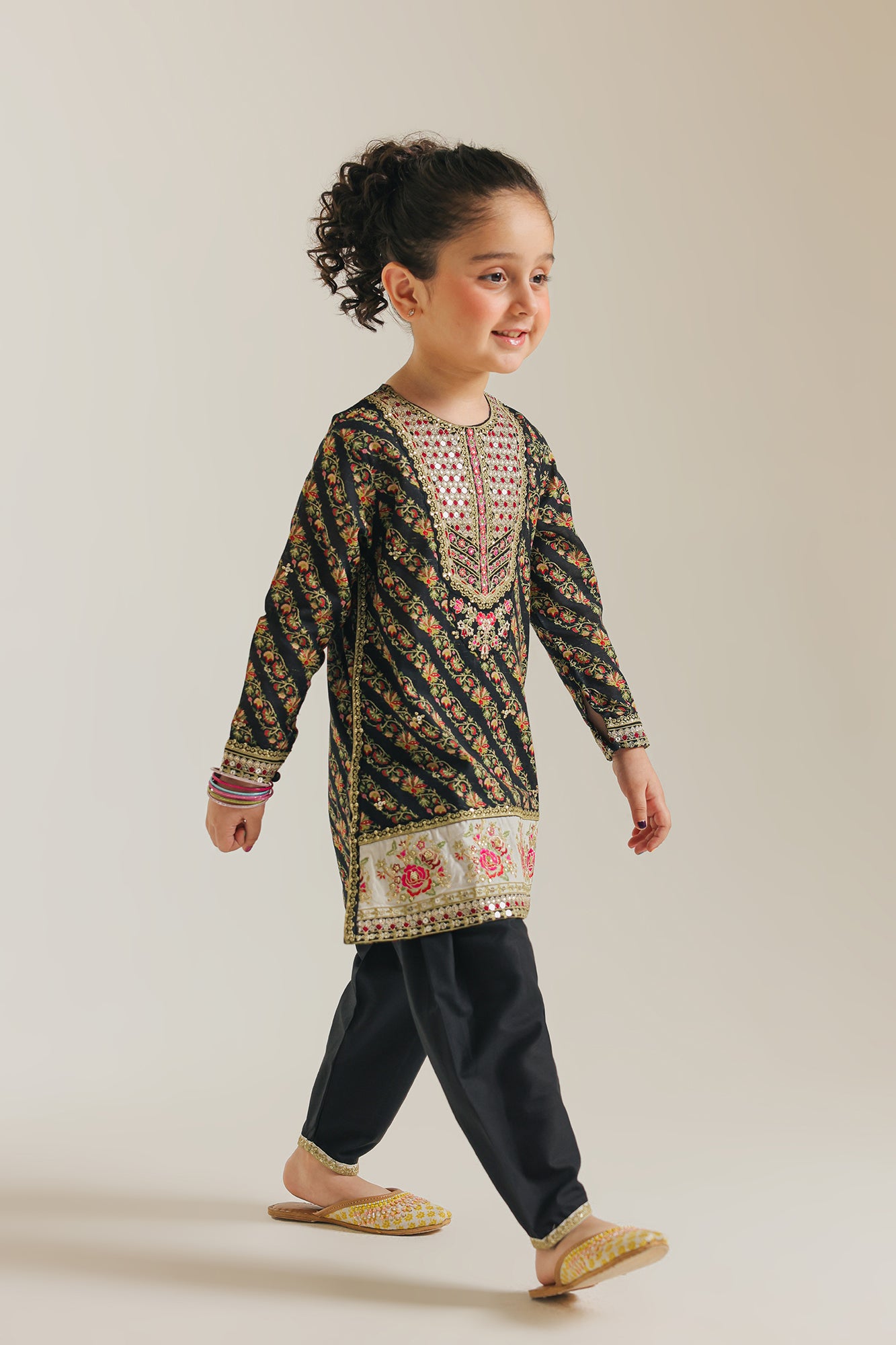 EMBROIDERED SUIT (E0661/404/901 E0661/304/901)