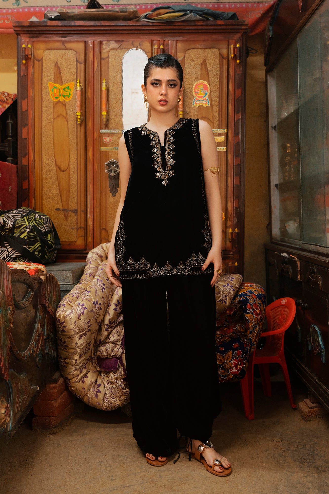 EMBROIDERED SUIT (E0663/119/902)