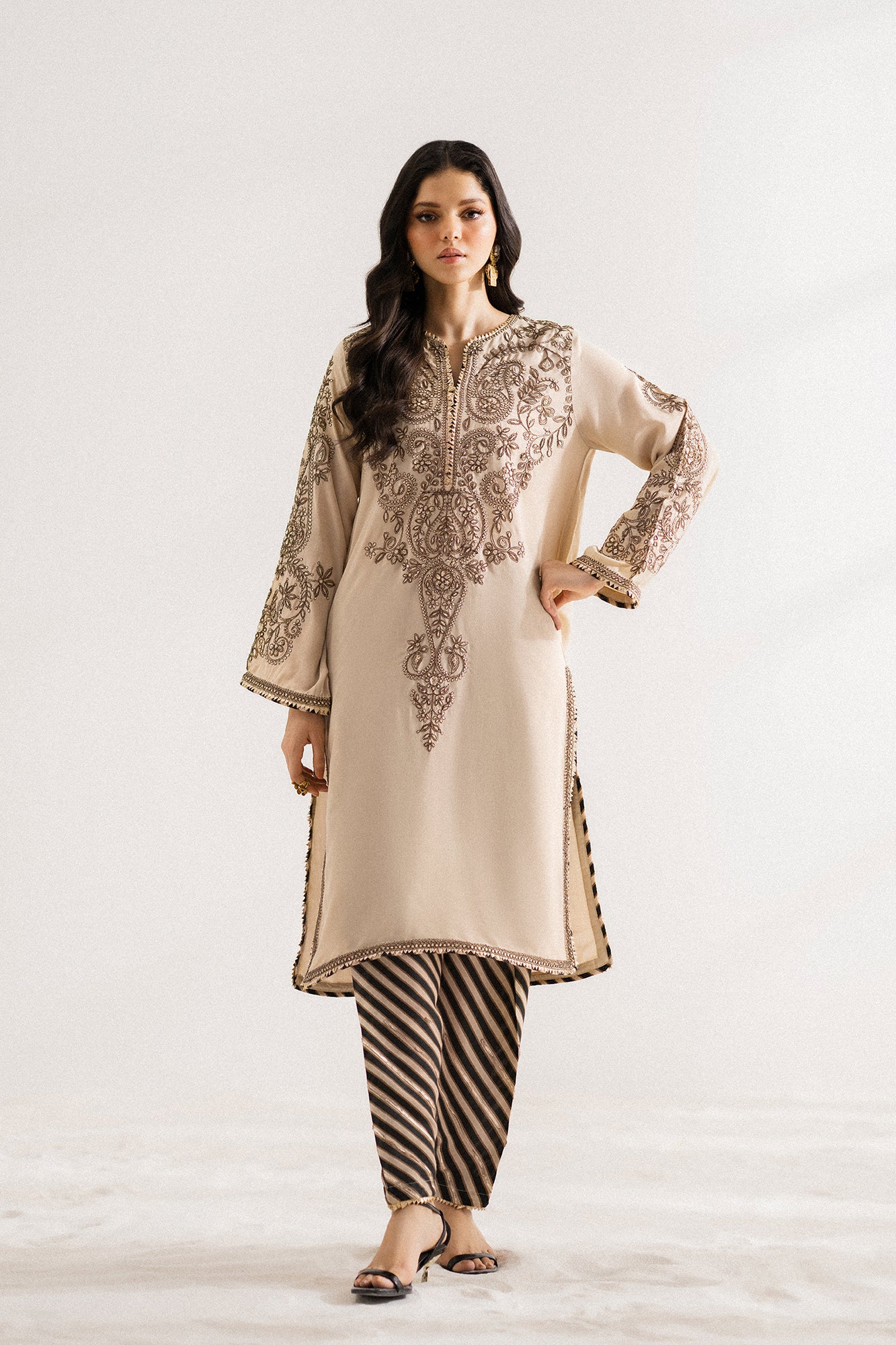 EMBROIDERED SUIT (E0781/104/226)