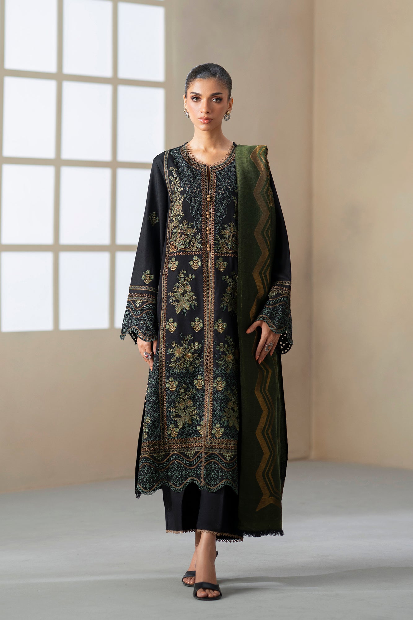 EMBROIDERED SUIT (E0801/203/902)