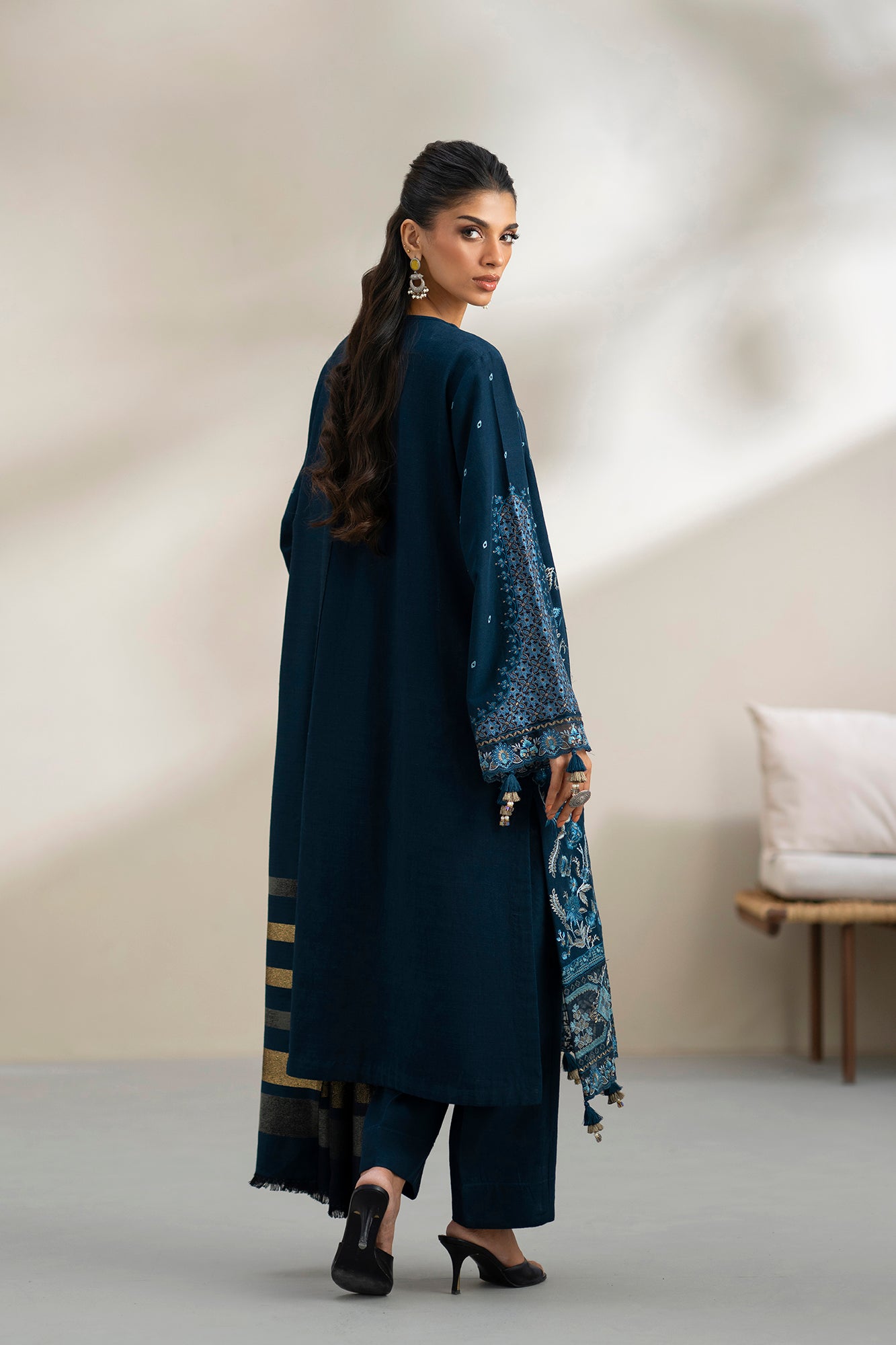 EMBROIDERED SUIT (E0806/203/602)