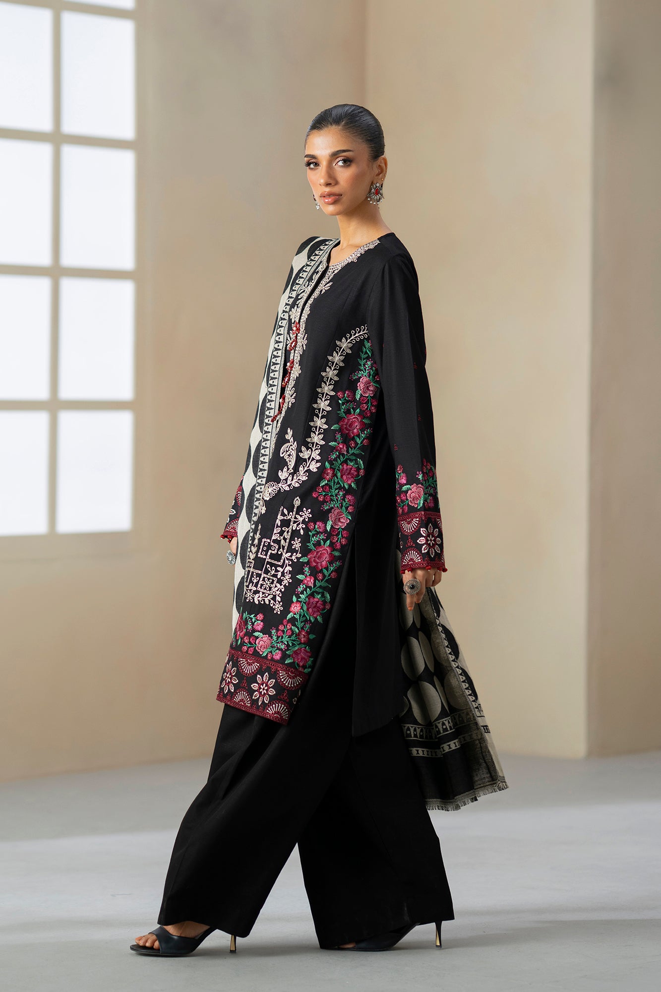 EMBROIDERED SUIT (E0809/203/902)