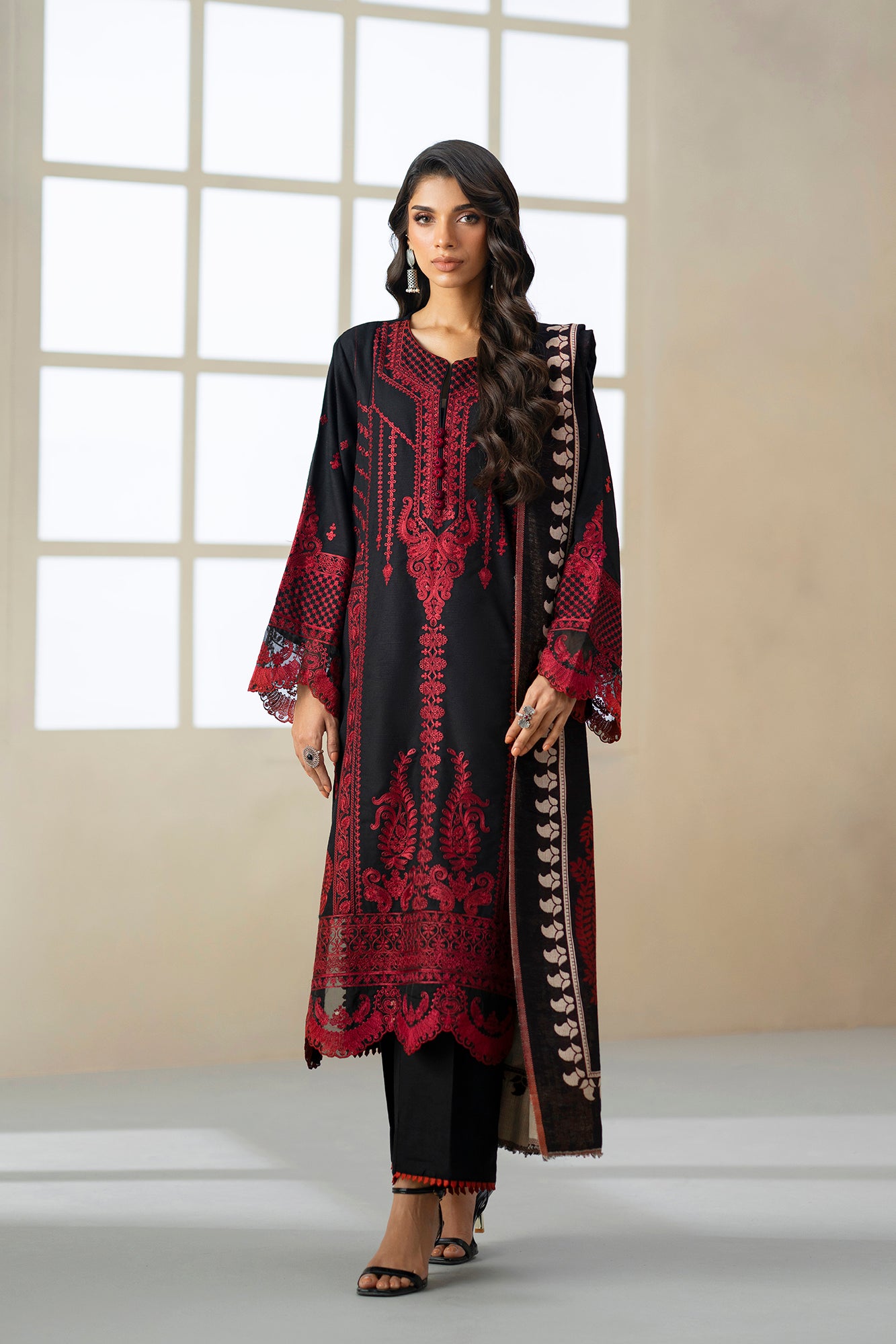 EMBROIDERED SUIT (E0810/203/902)