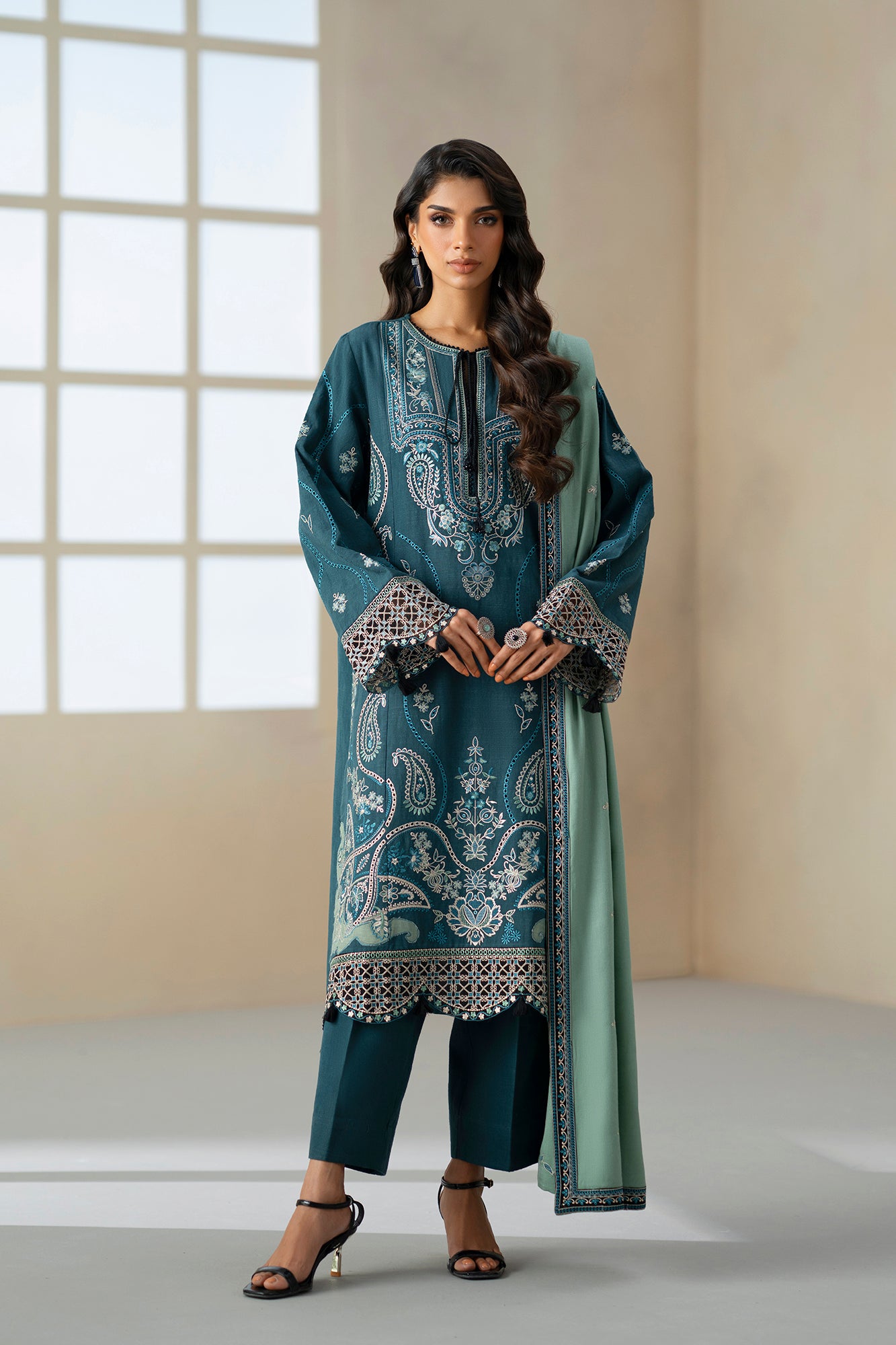 EMBROIDERED SUIT (E0813/203/602)