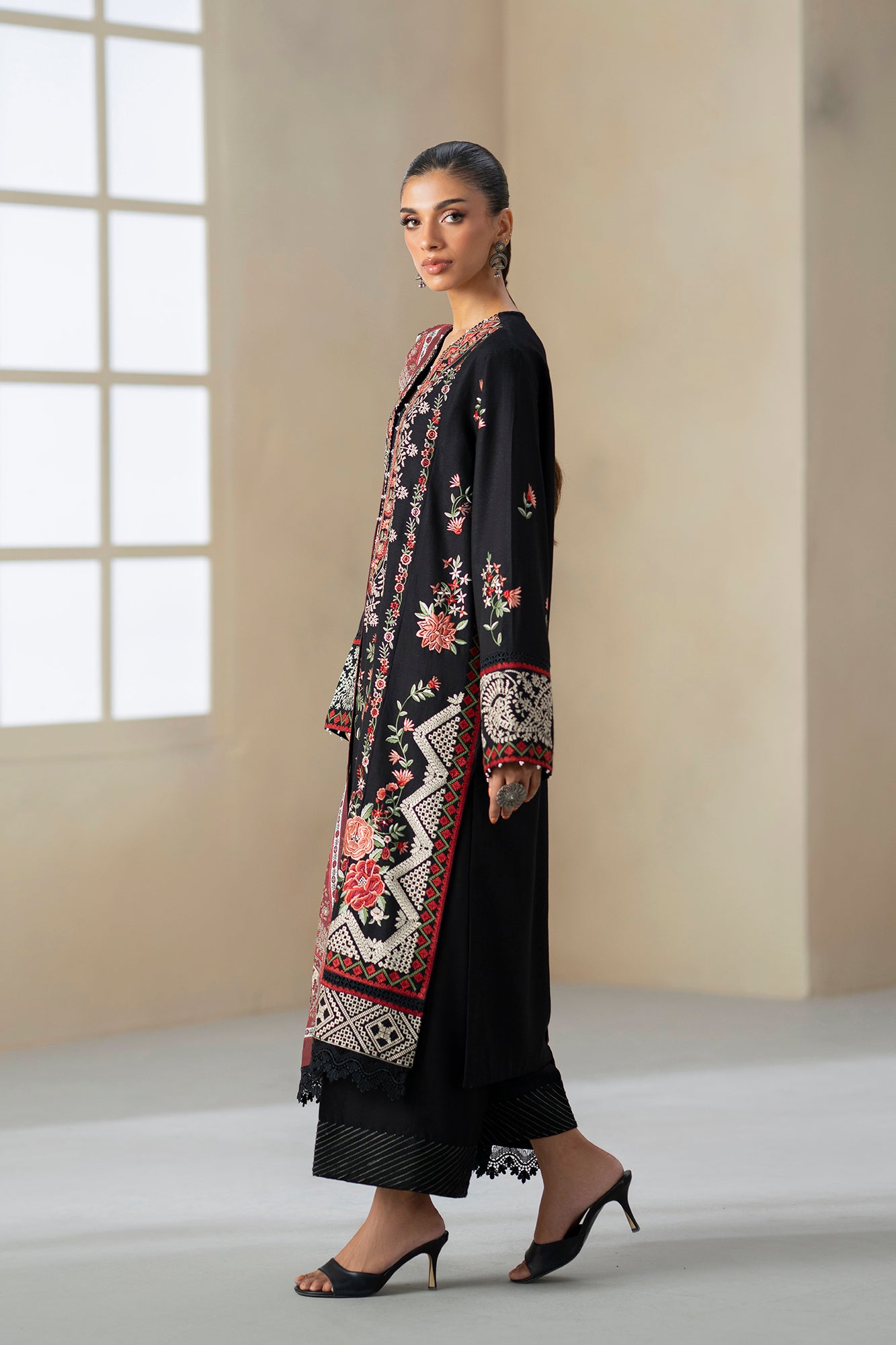 EMBROIDERED SUIT (E0816/203/902)