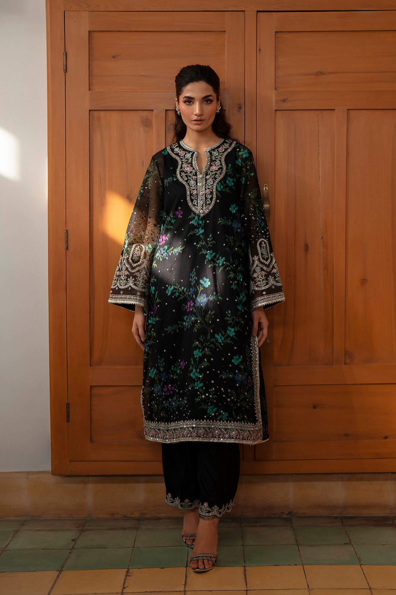 EMBROIDERED SUIT (E0817/104/901)