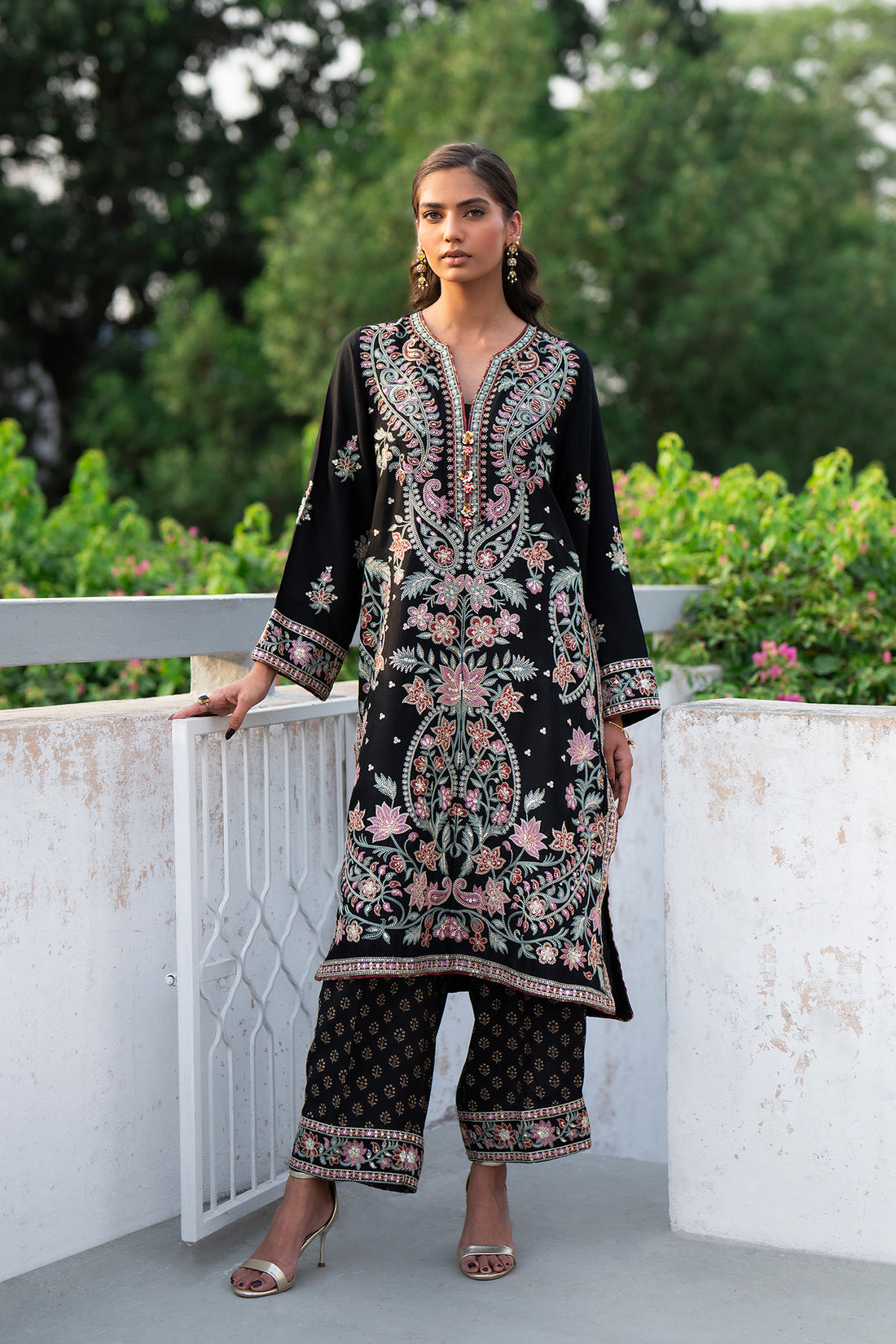 EMBROIDERED SUIT (E0819/104/902)