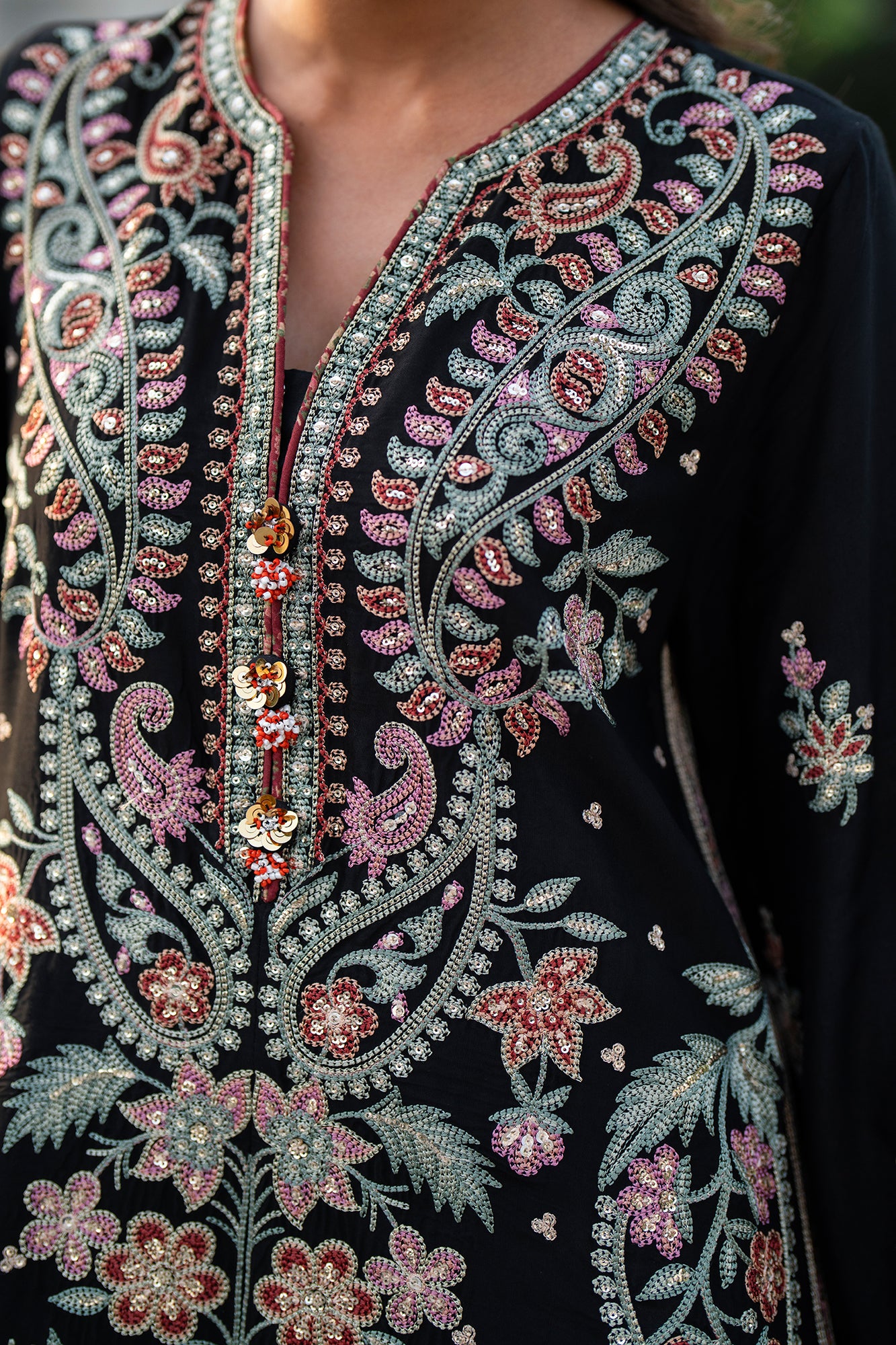 EMBROIDERED SUIT (E0819/104/902)