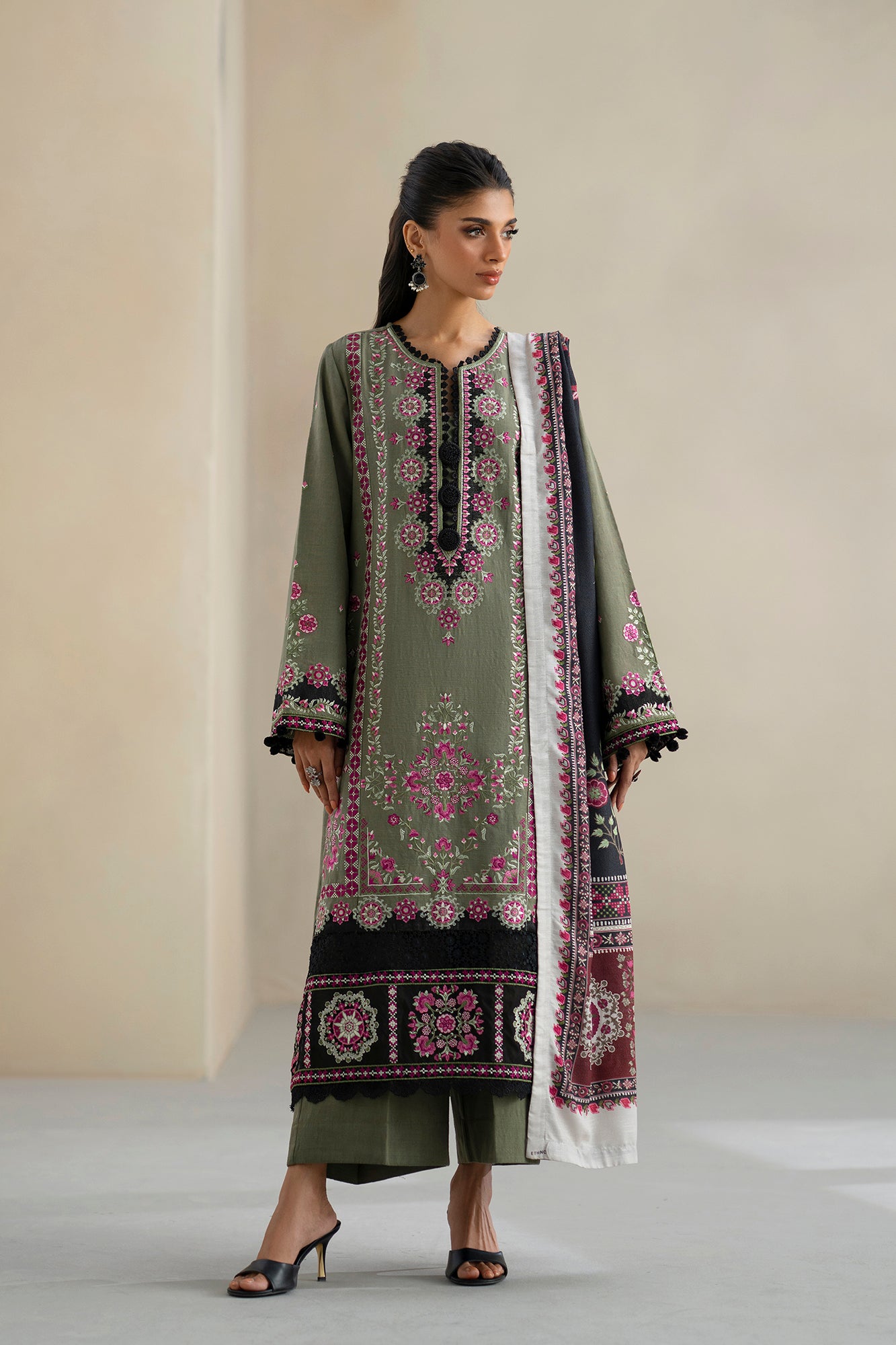 EMBROIDERED SUIT (E0819/203/120)