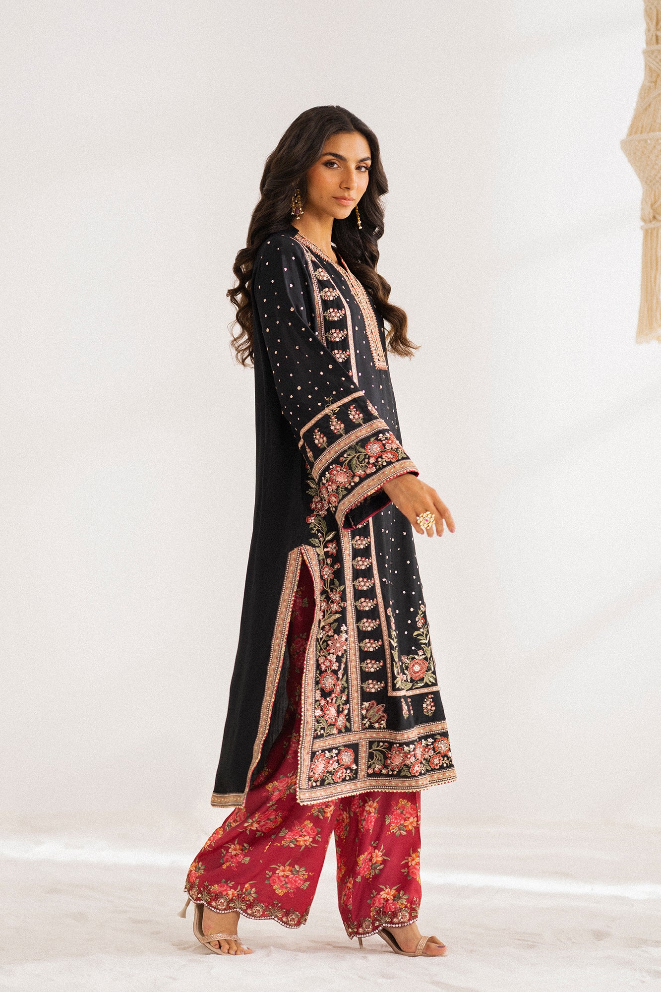 EMBROIDERED SUIT (E0825/104/902)