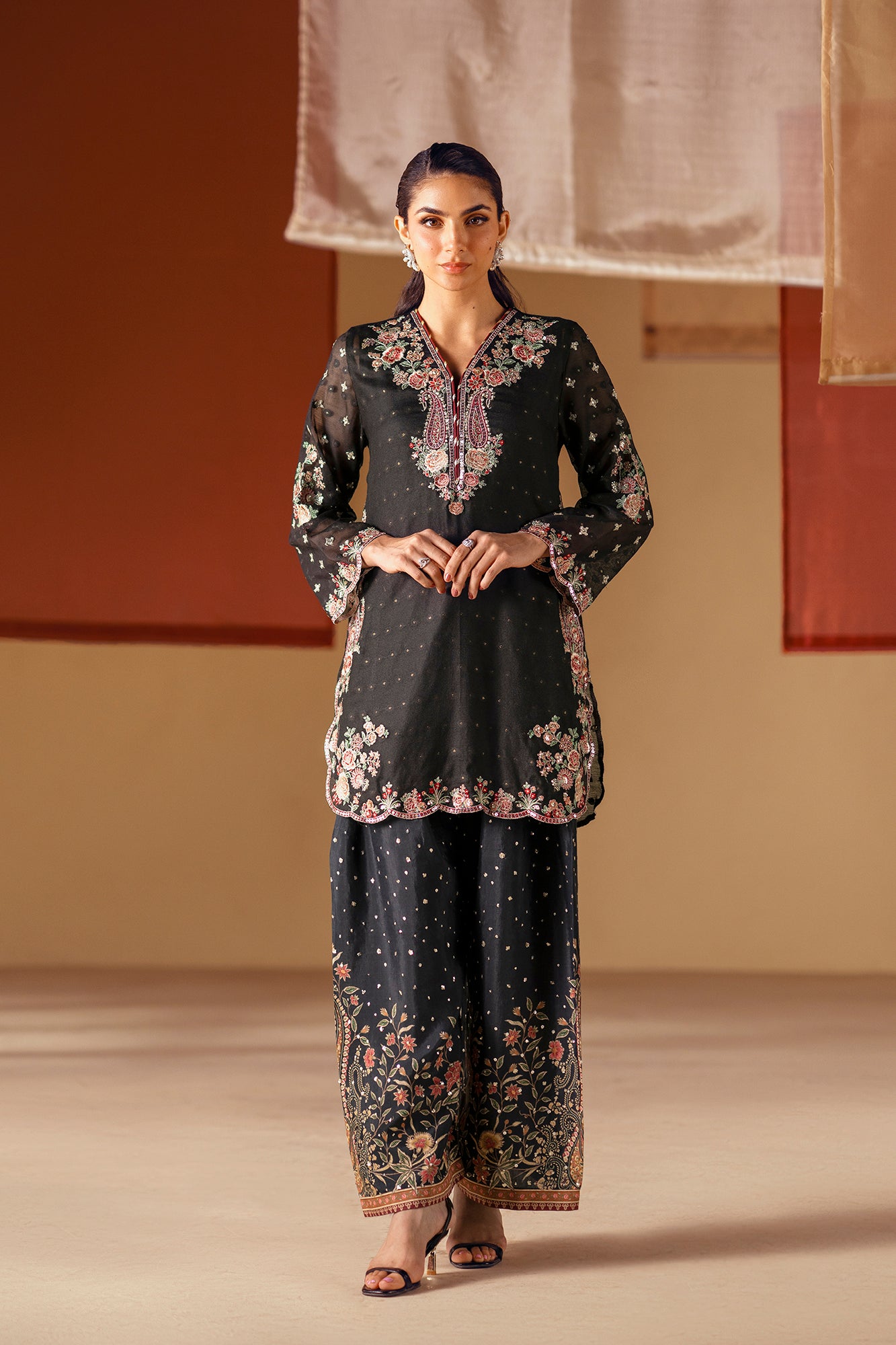 EMBROIDERED SUIT (E0832/104/902)