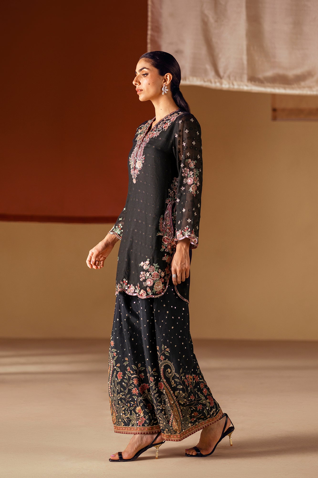 EMBROIDERED SUIT (E0832/104/902)