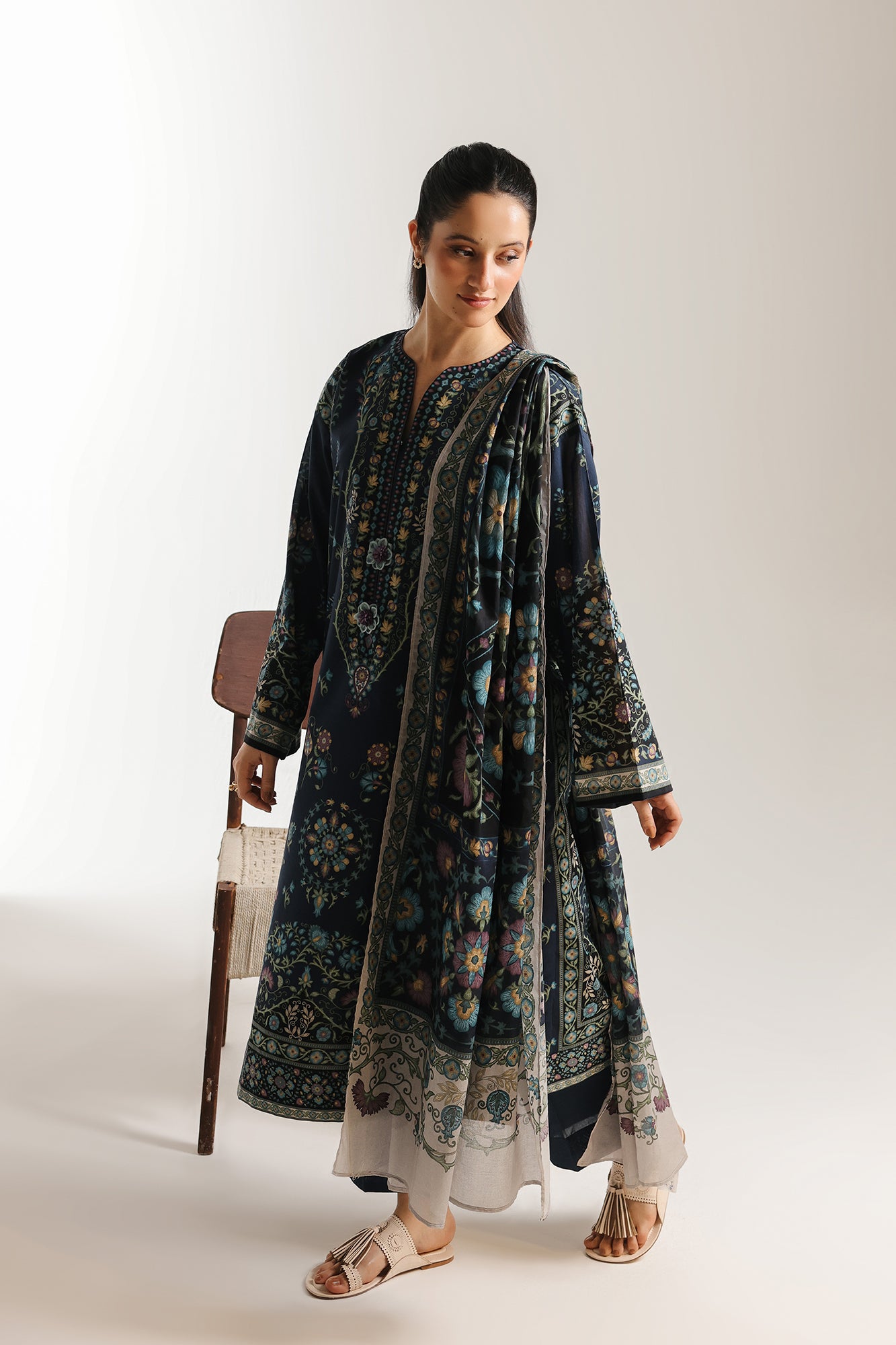 EMBROIDERED SUIT (E0879/202/618)