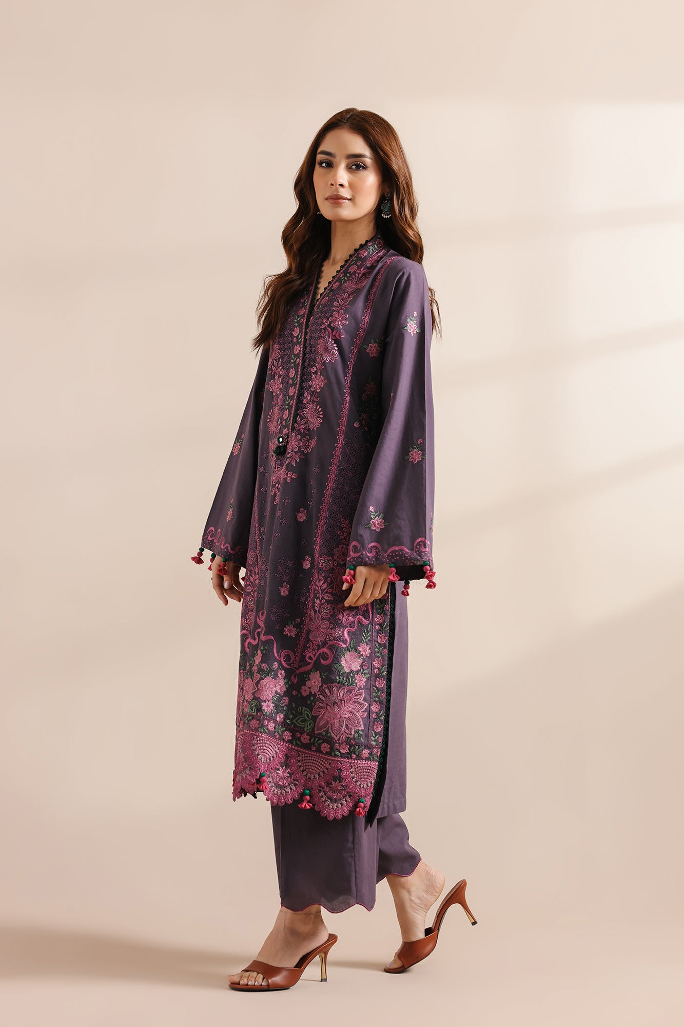 EMBROIDERED SUIT (E0947/203/508)