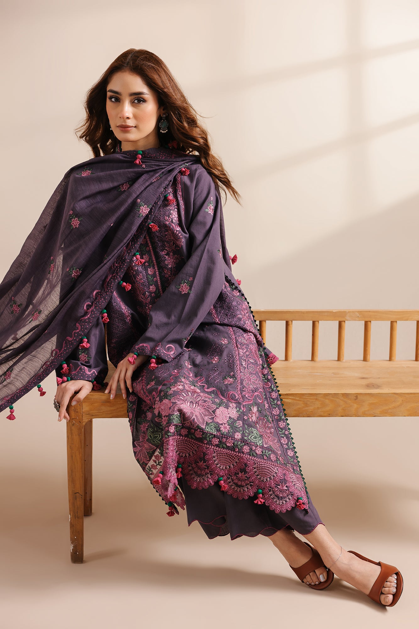 EMBROIDERED SUIT (E0947/203/508)