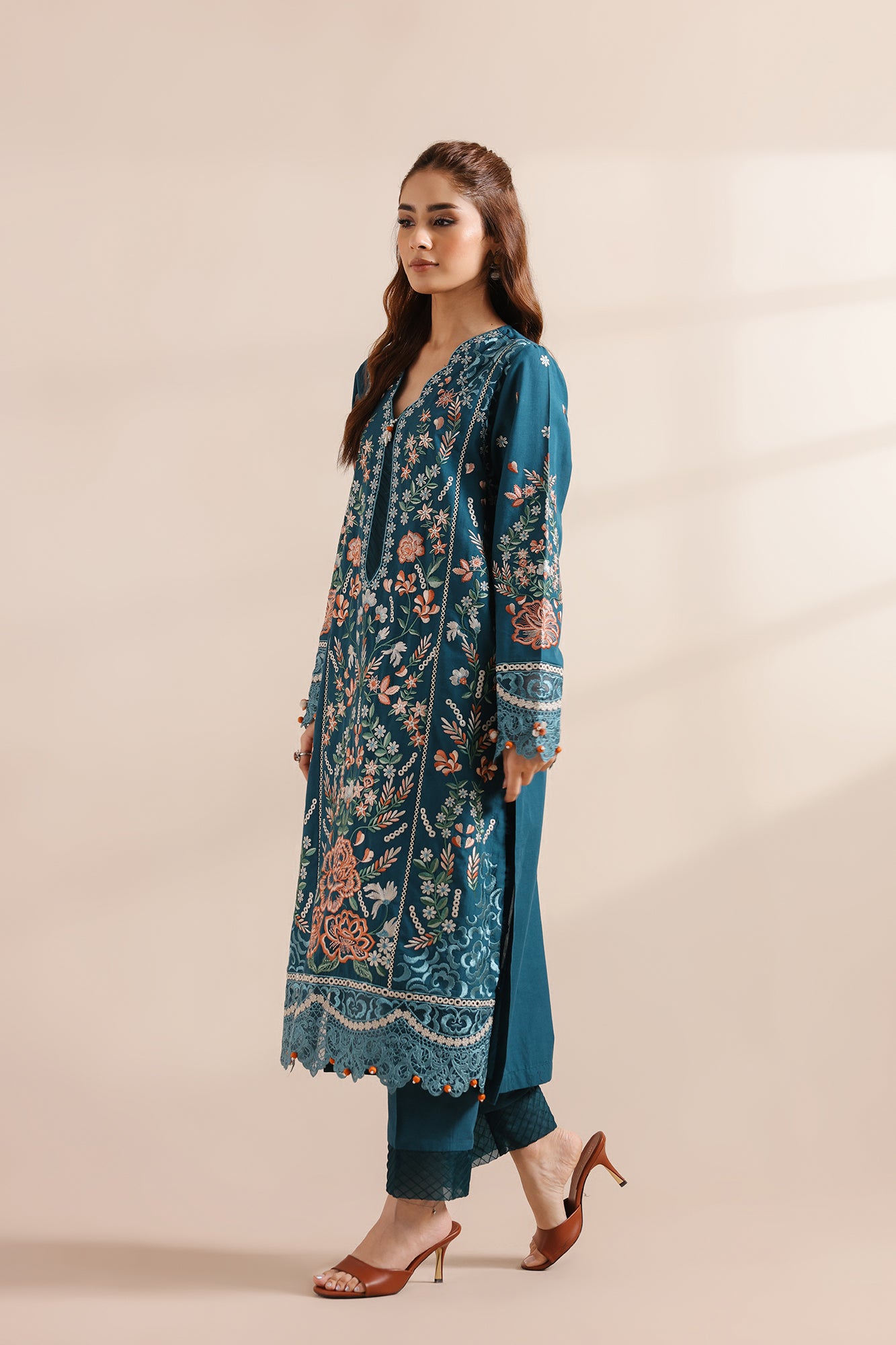 EMBROIDERED SUIT (E0948/203/711)