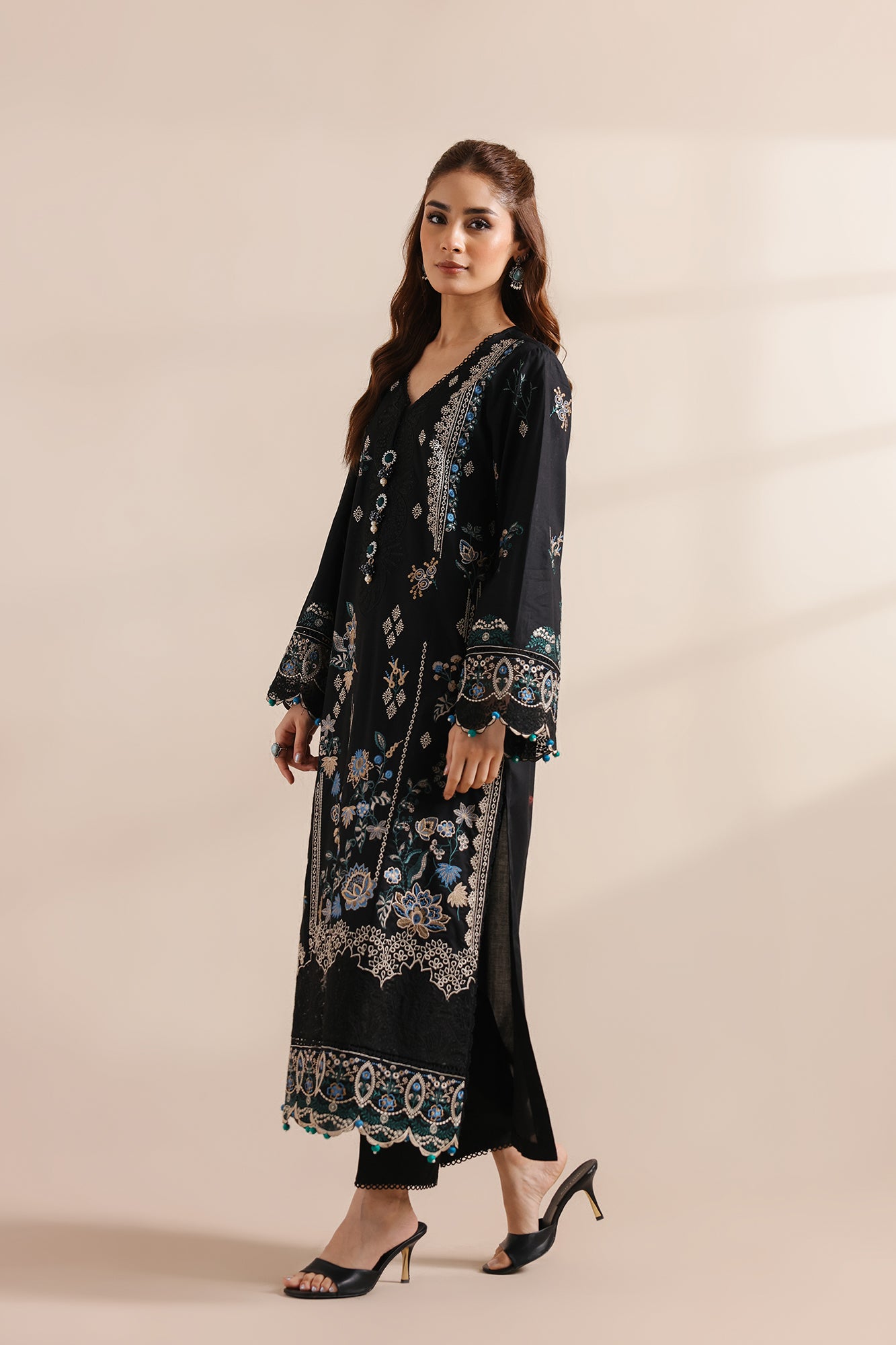 EMBROIDERED SUIT (E0955/203/902)