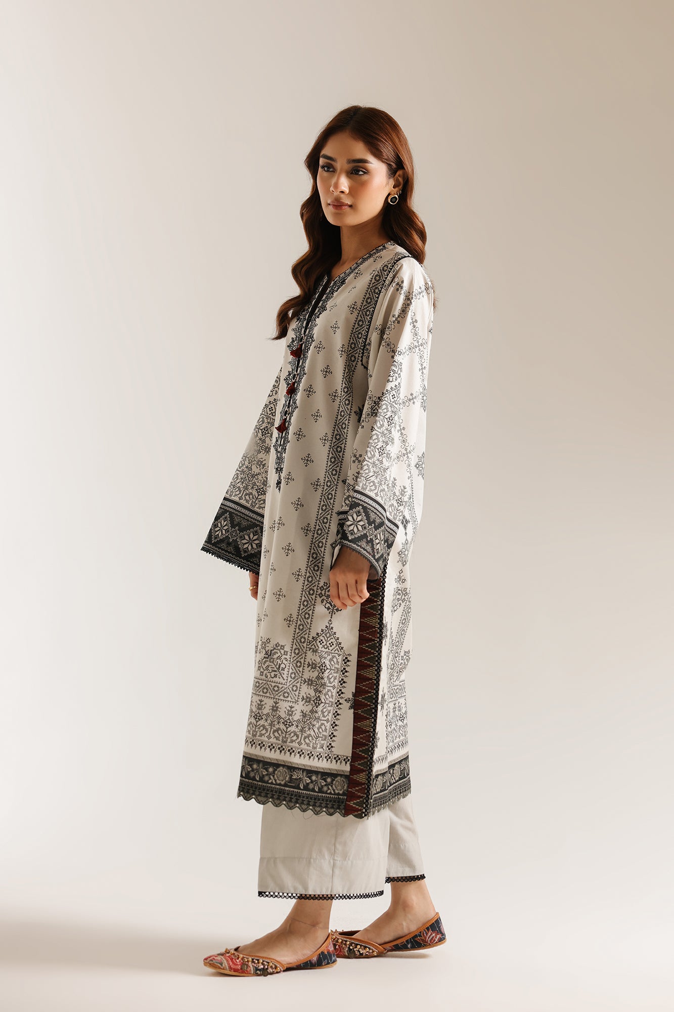 EMBROIDERED SUIT (E1002/203/003)