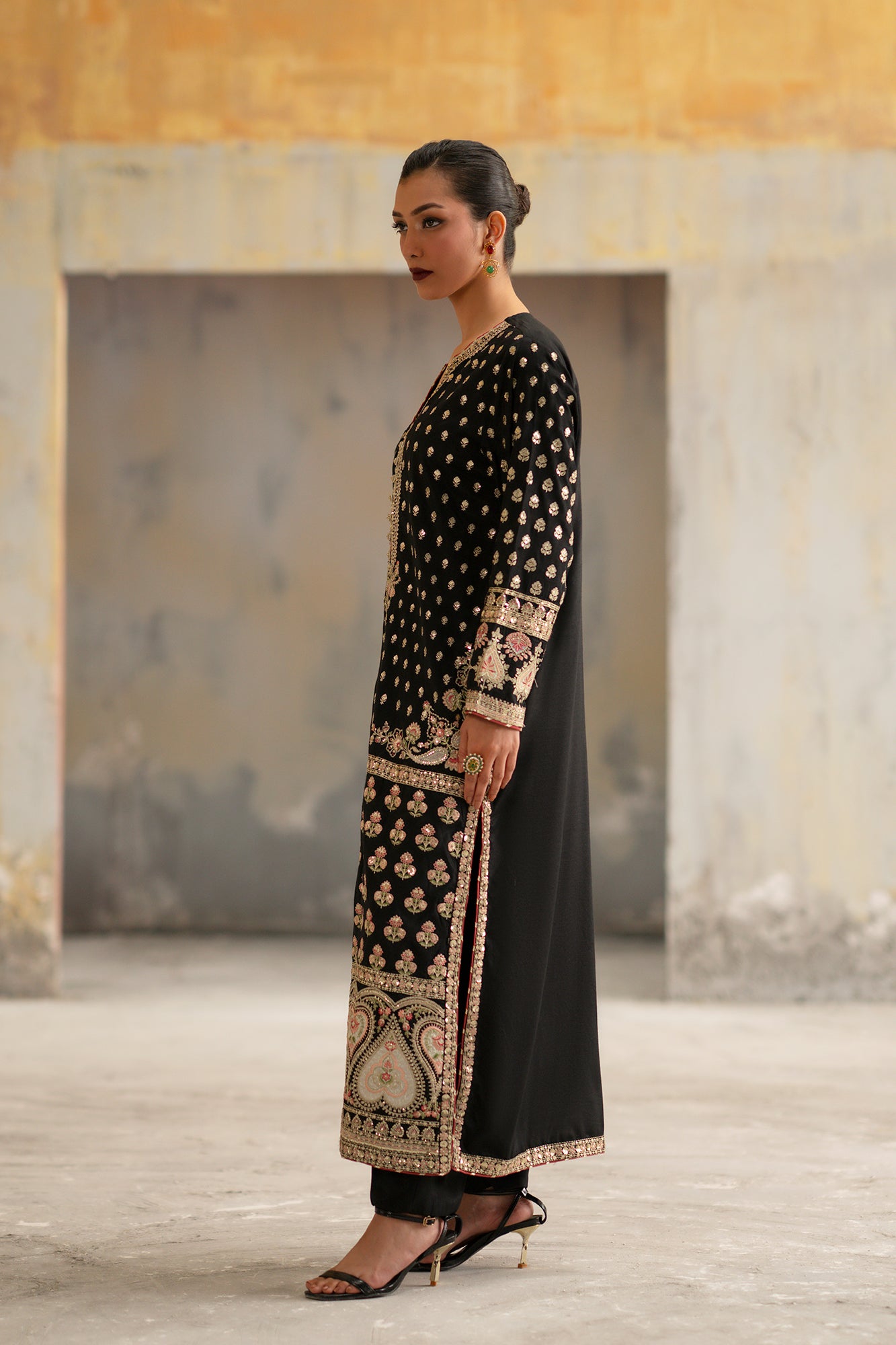 EMBROIDERED SUIT (E1010/104/901)