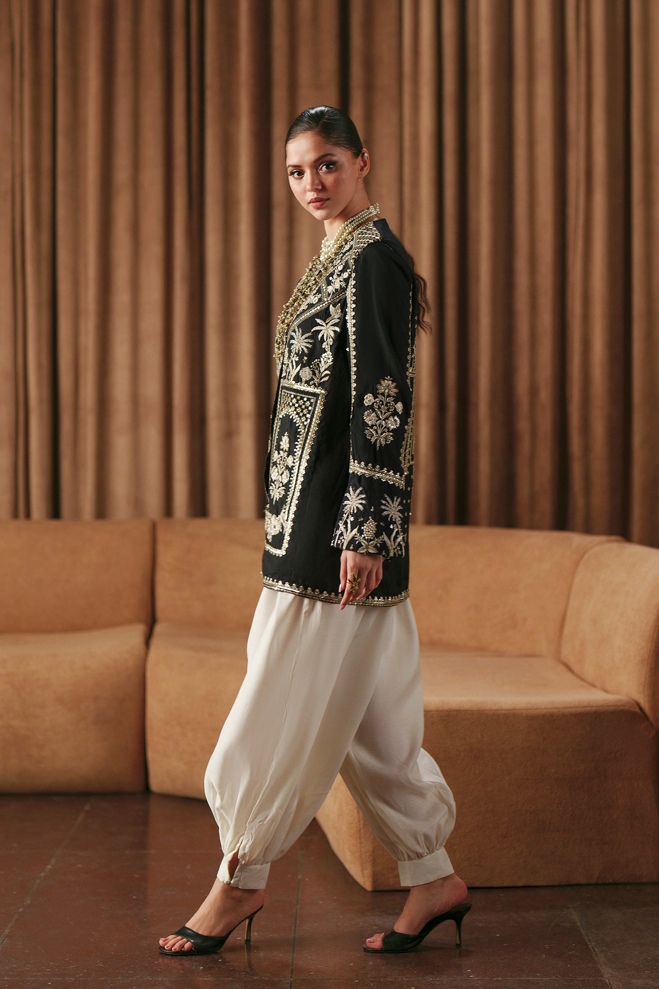 EMBROIDERED SUIT (E1042/104/902)