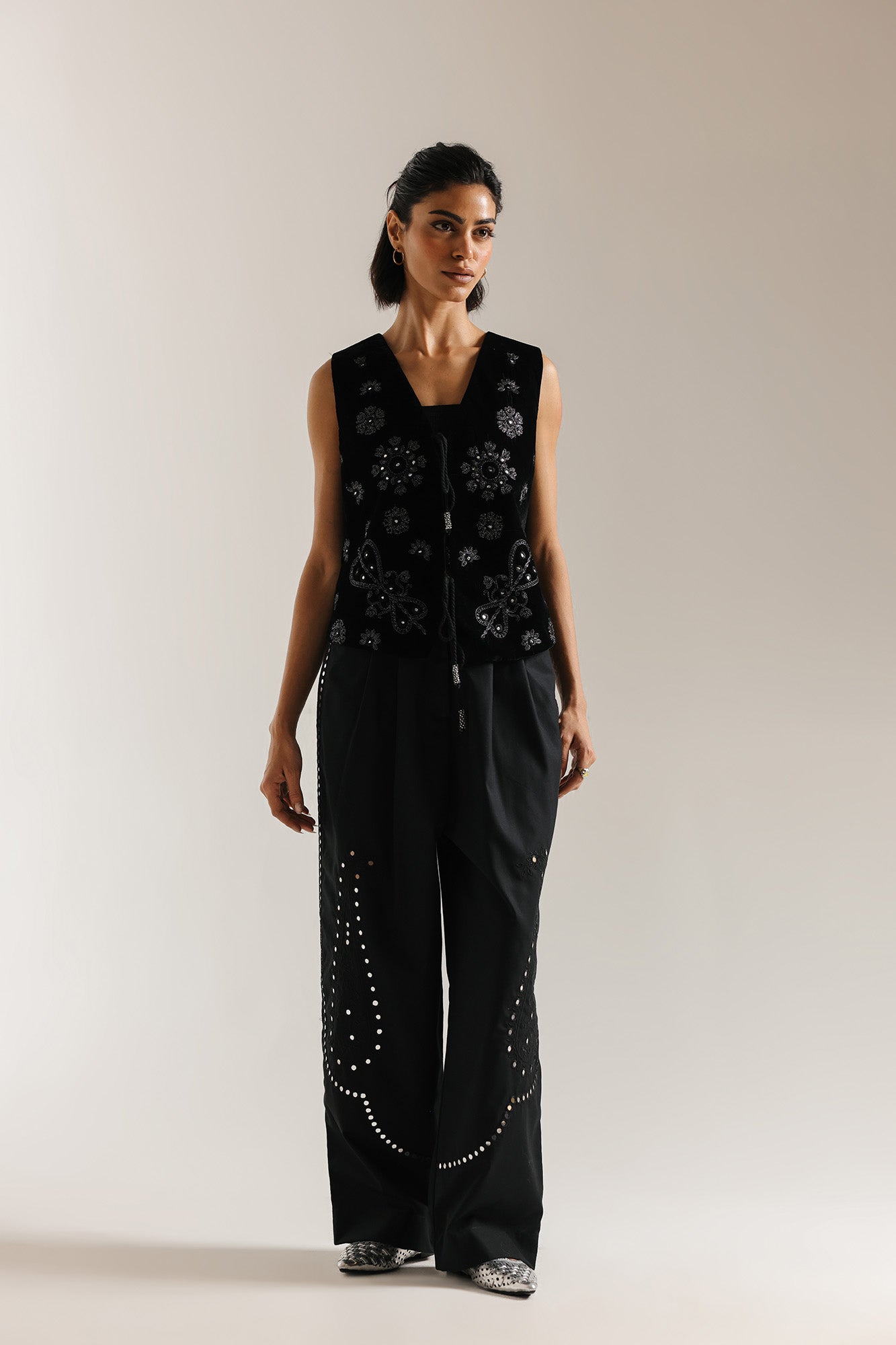 EMBROIDERED TOP (E1048/101/902)