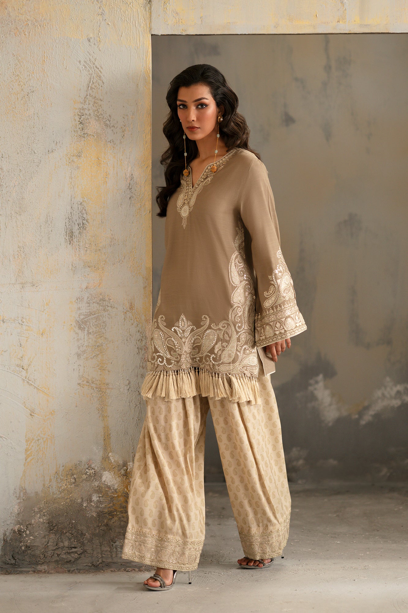 EMBROIDERED SUIT (E1052/104/808)