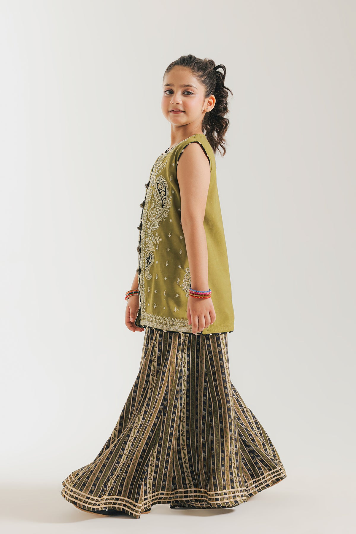 EMBROIDERED SUIT (E1052-404-121 E1052-304-121)