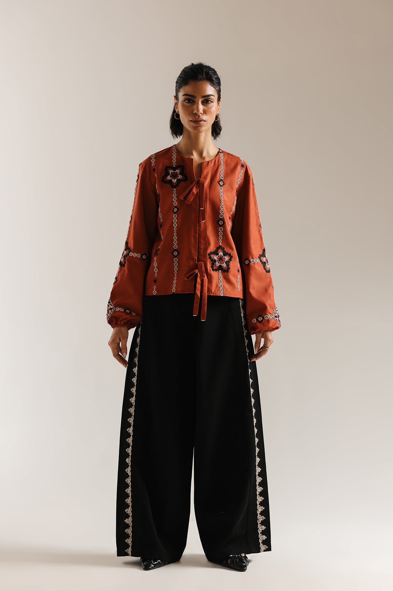 EMBROIDERED JEANS (E1059/101/901)