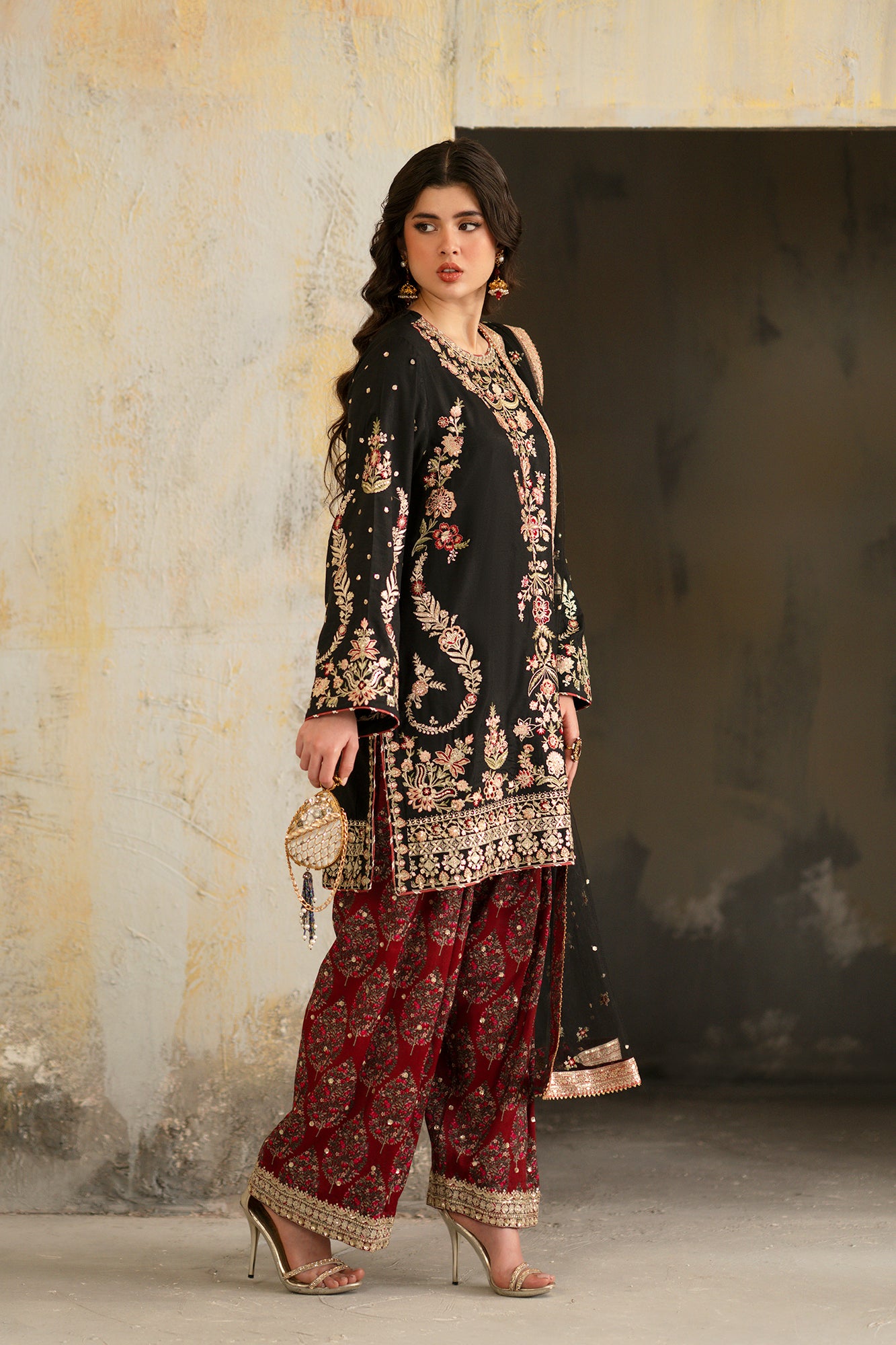 EMBROIDERED SUIT (E1062/104/902)