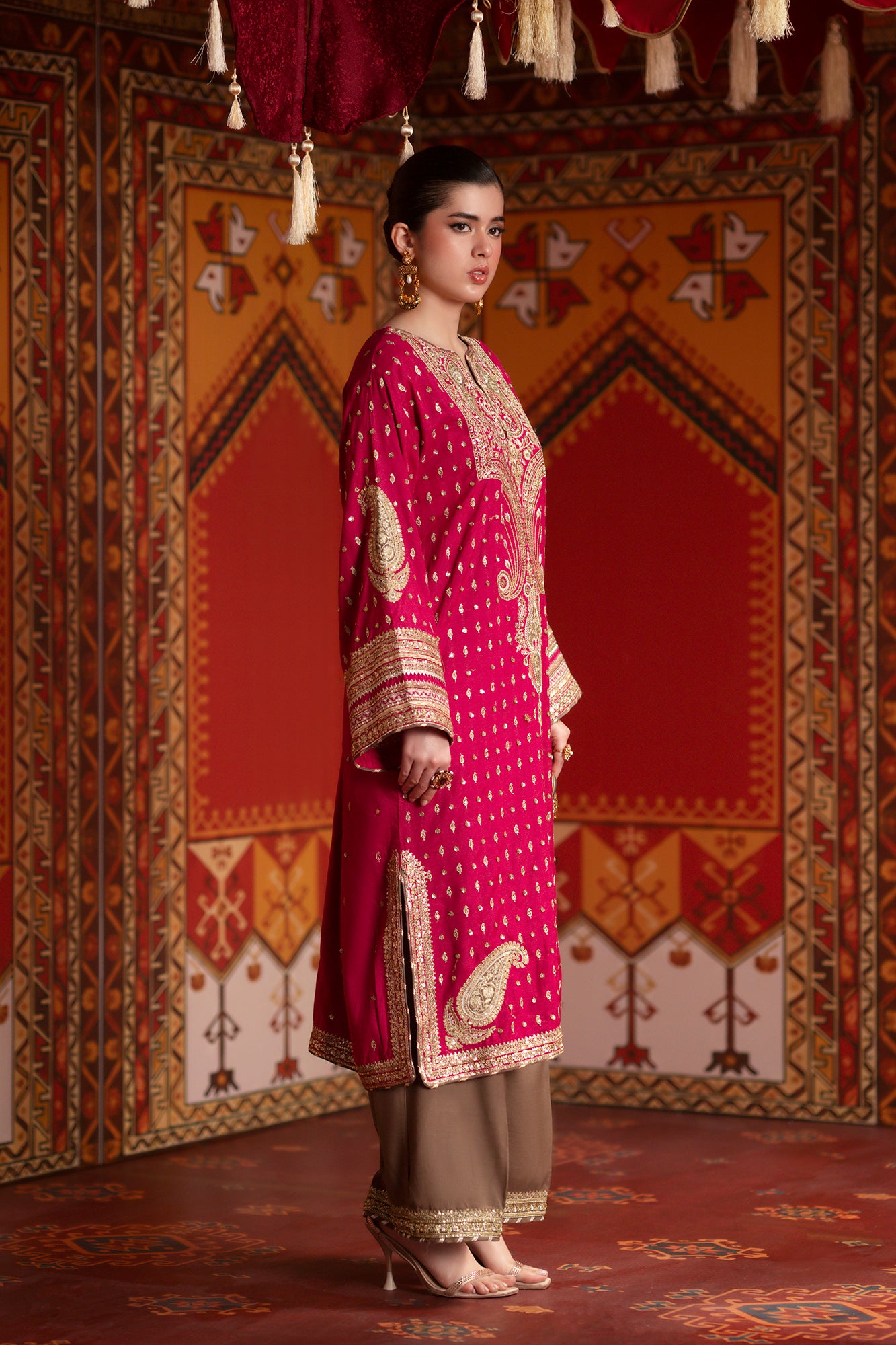 EMBROIDERED SUIT (E1063/104/409)